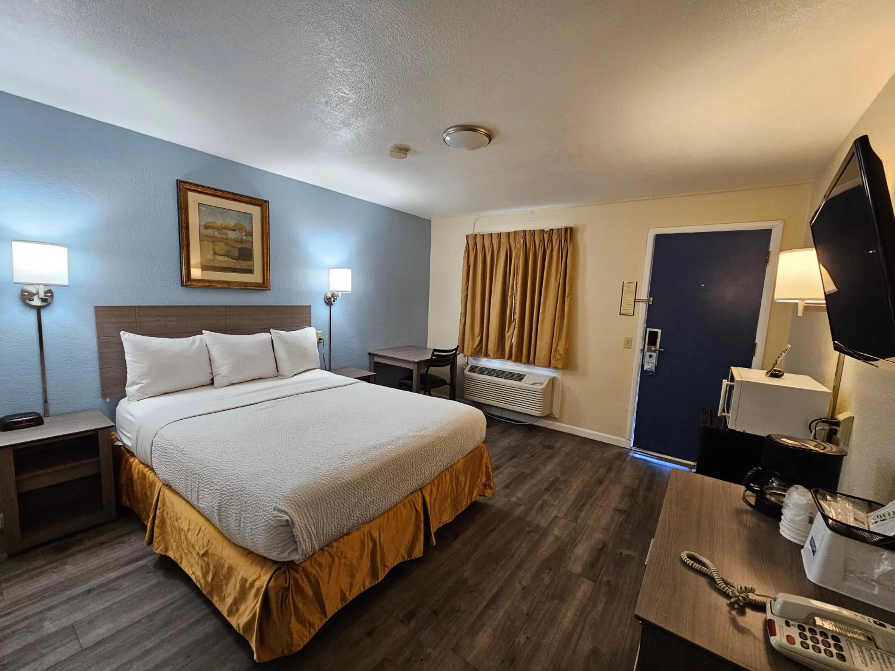 Photo of the whole room, Bed in Travelodge by Wyndham Wenatchee