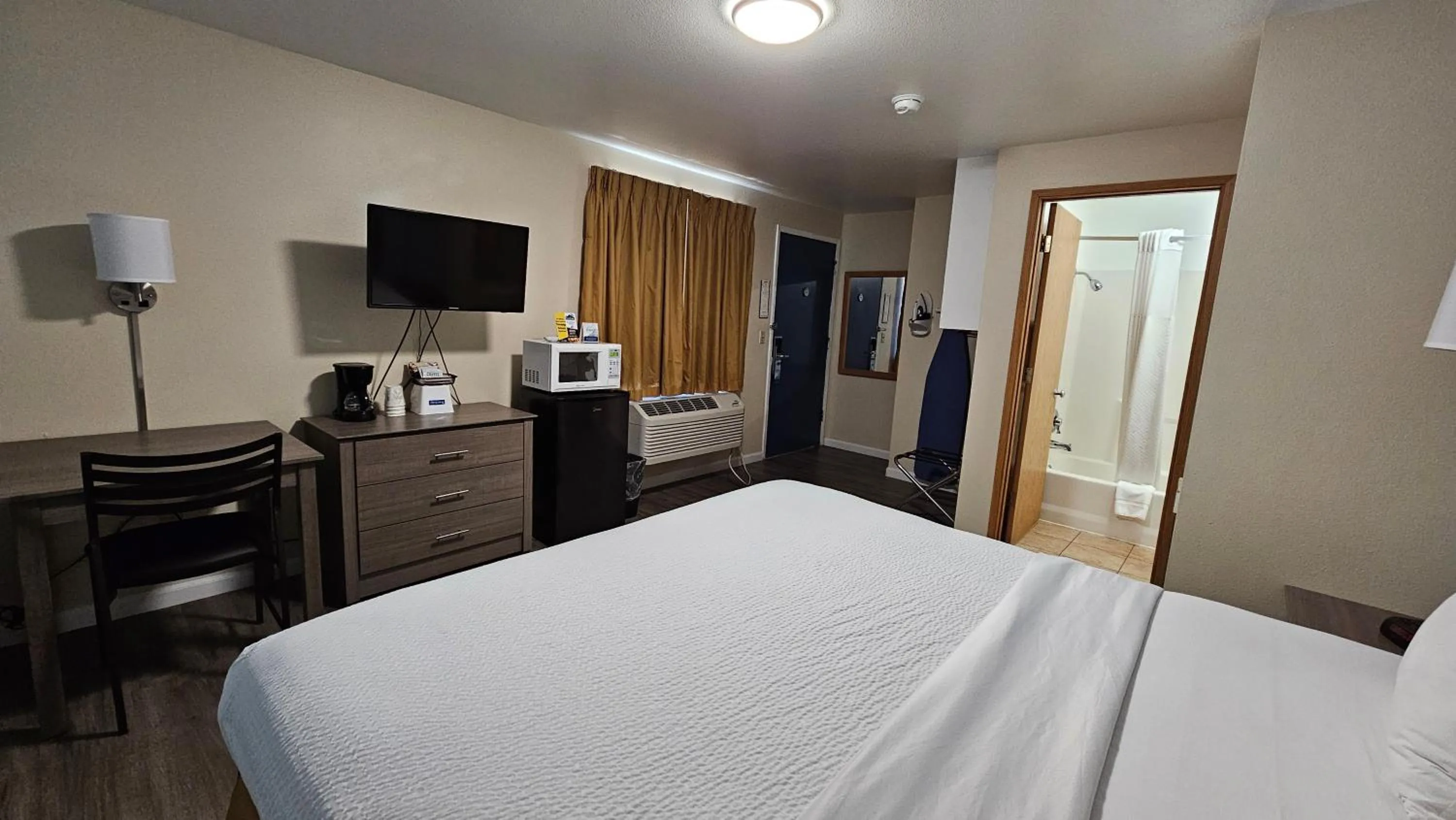 Photo of the whole room, Bed in Travelodge by Wyndham Wenatchee