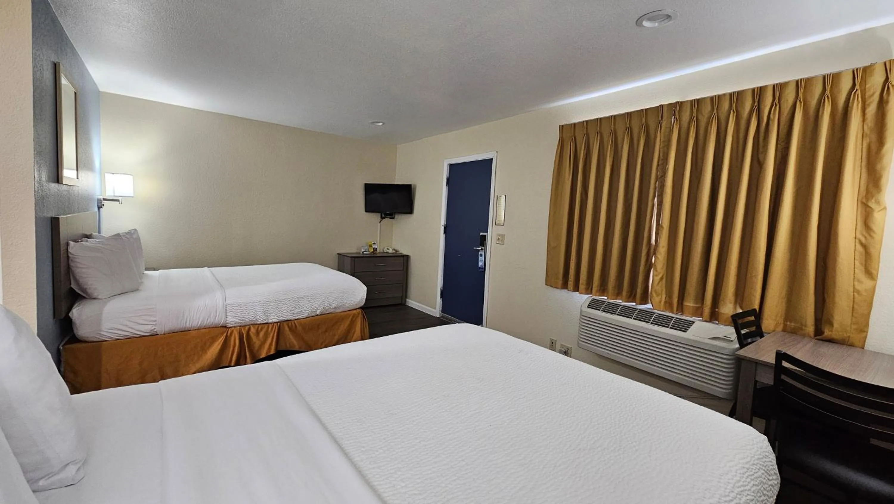 Photo of the whole room, Bed in Travelodge by Wyndham Wenatchee