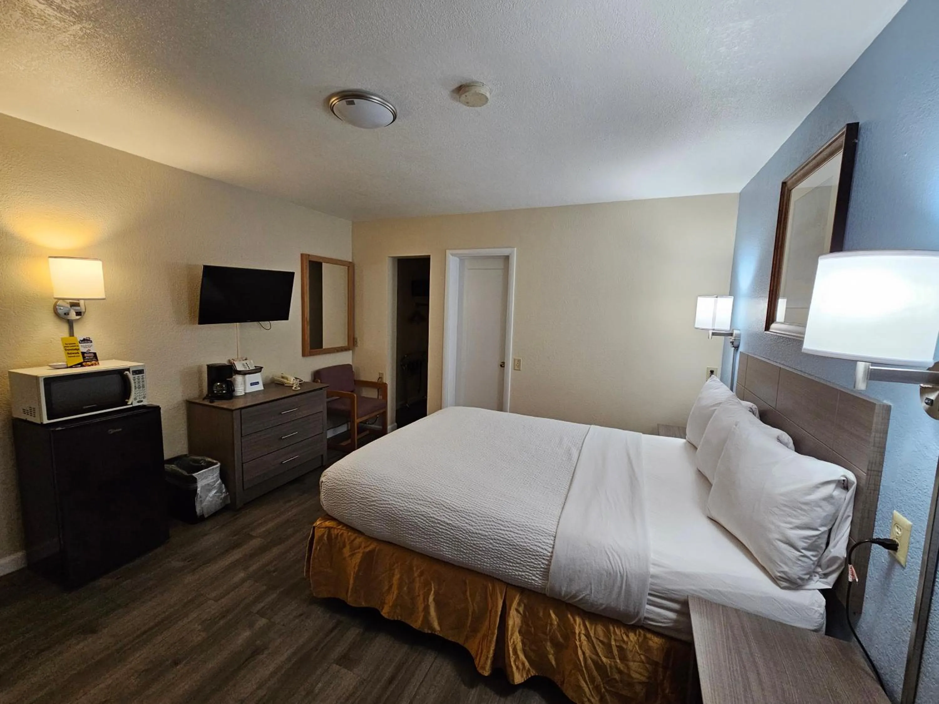 Photo of the whole room, Bed in Travelodge by Wyndham Wenatchee