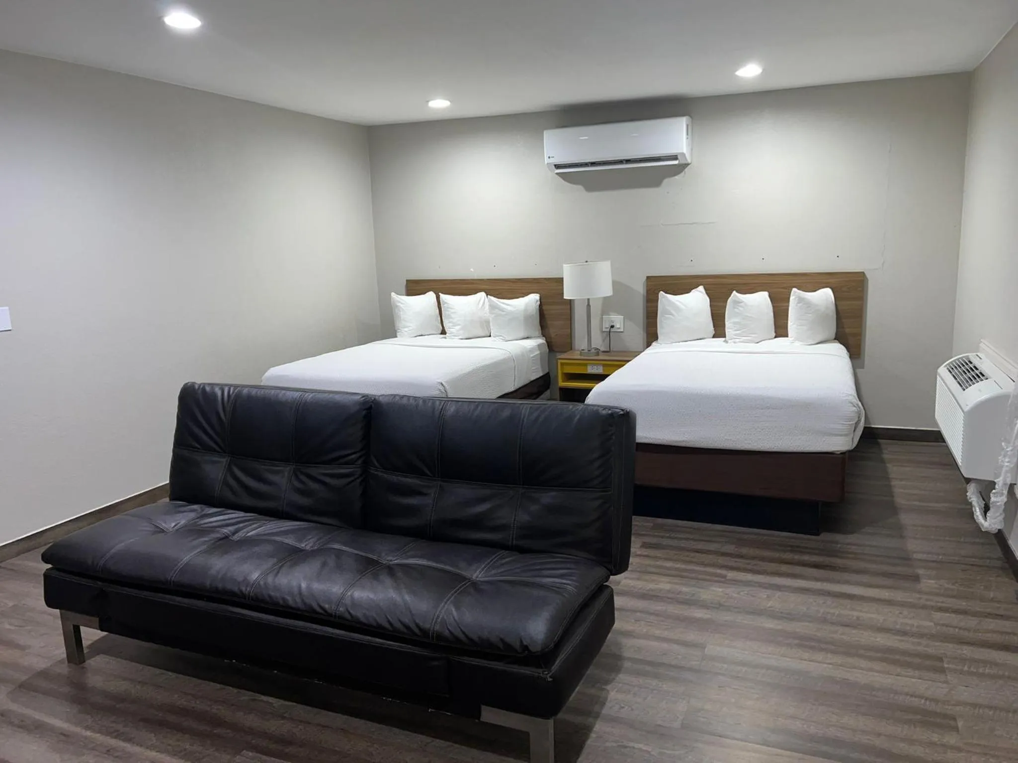 Bedroom, Bed in Days Inn by Wyndham El Centro