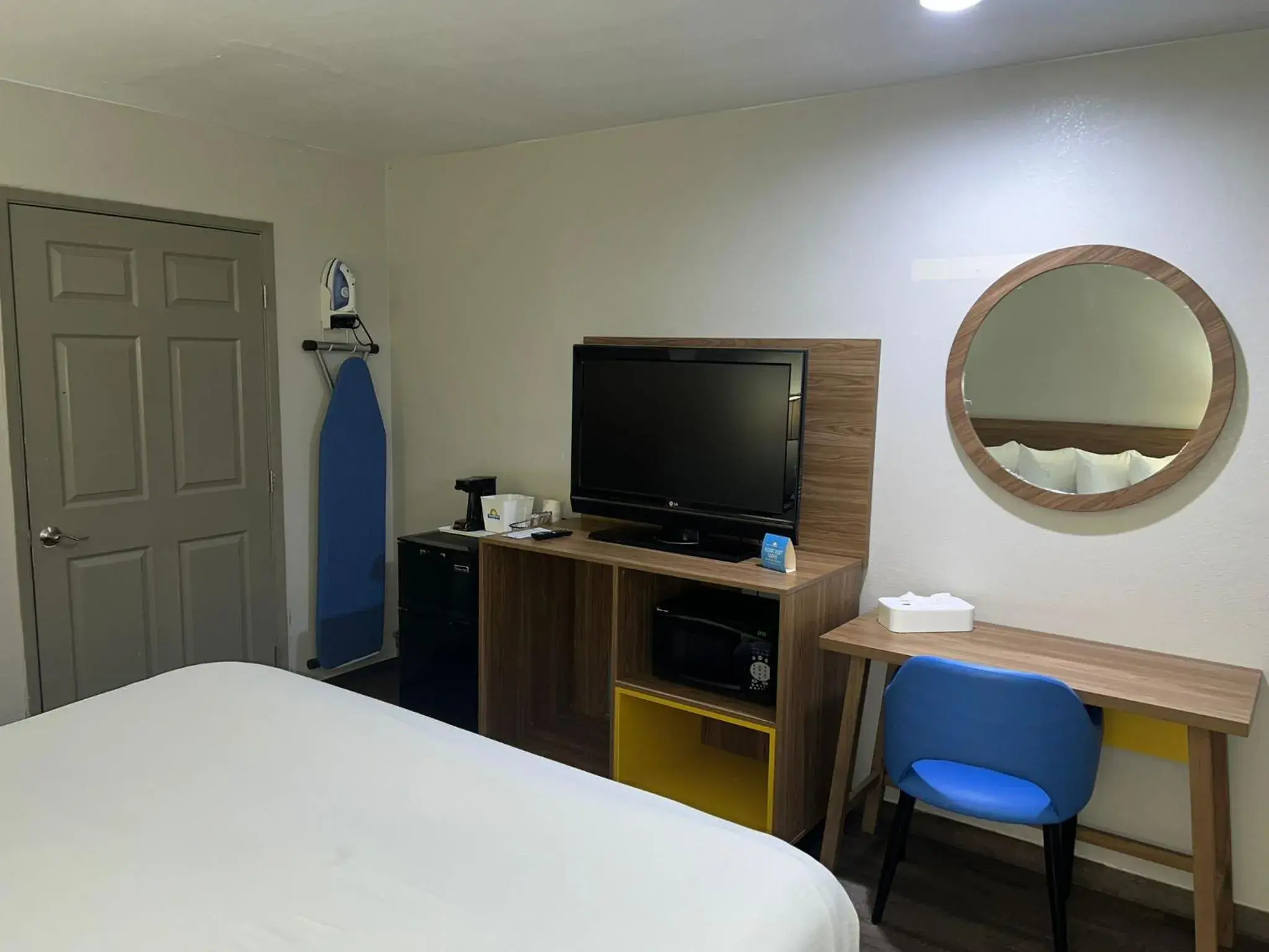 Living room, Bed in Days Inn by Wyndham El Centro Living room, Bed in Days Inn by Wyndham El Centro