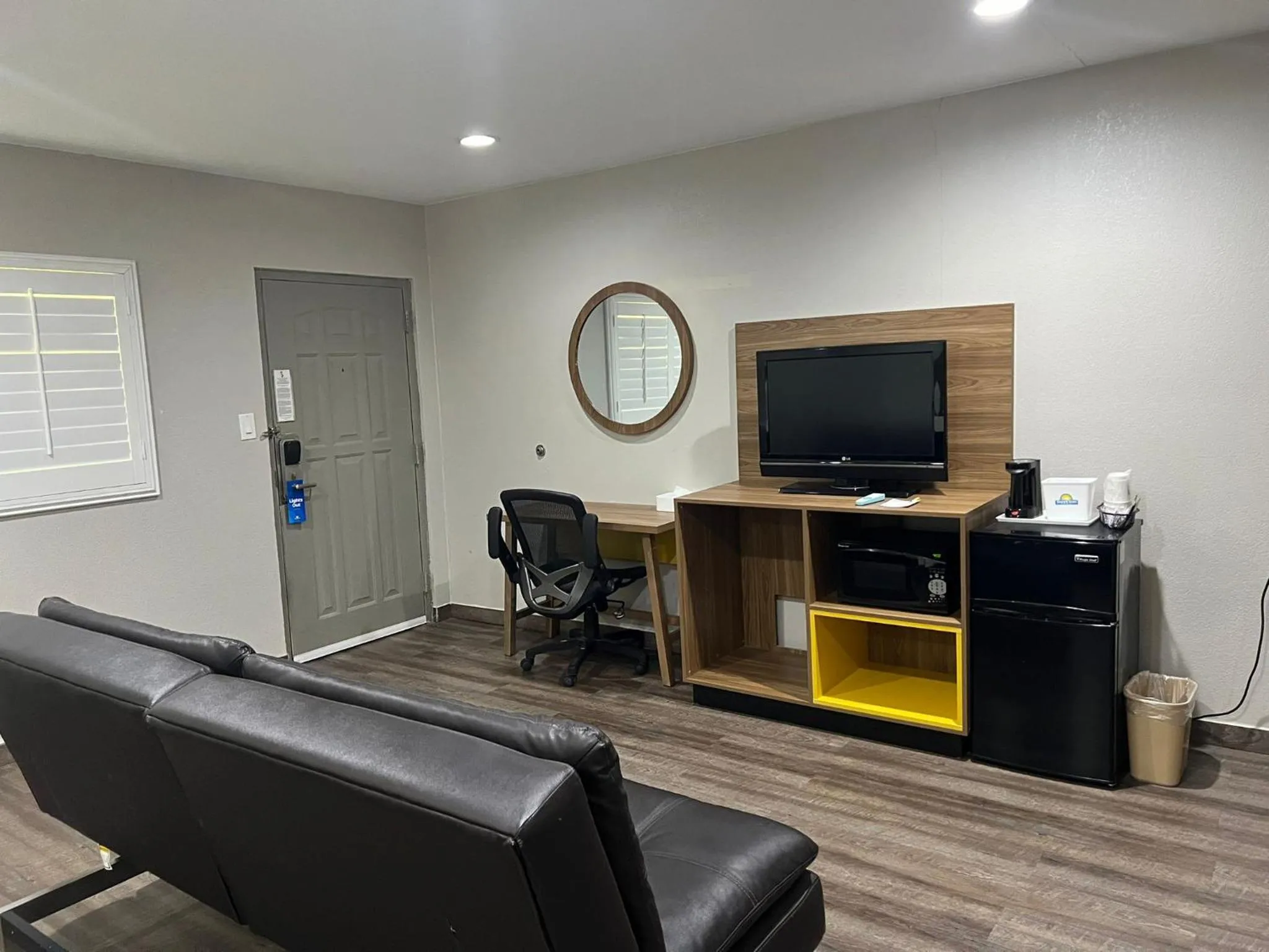 Living room in Days Inn by Wyndham El Centro