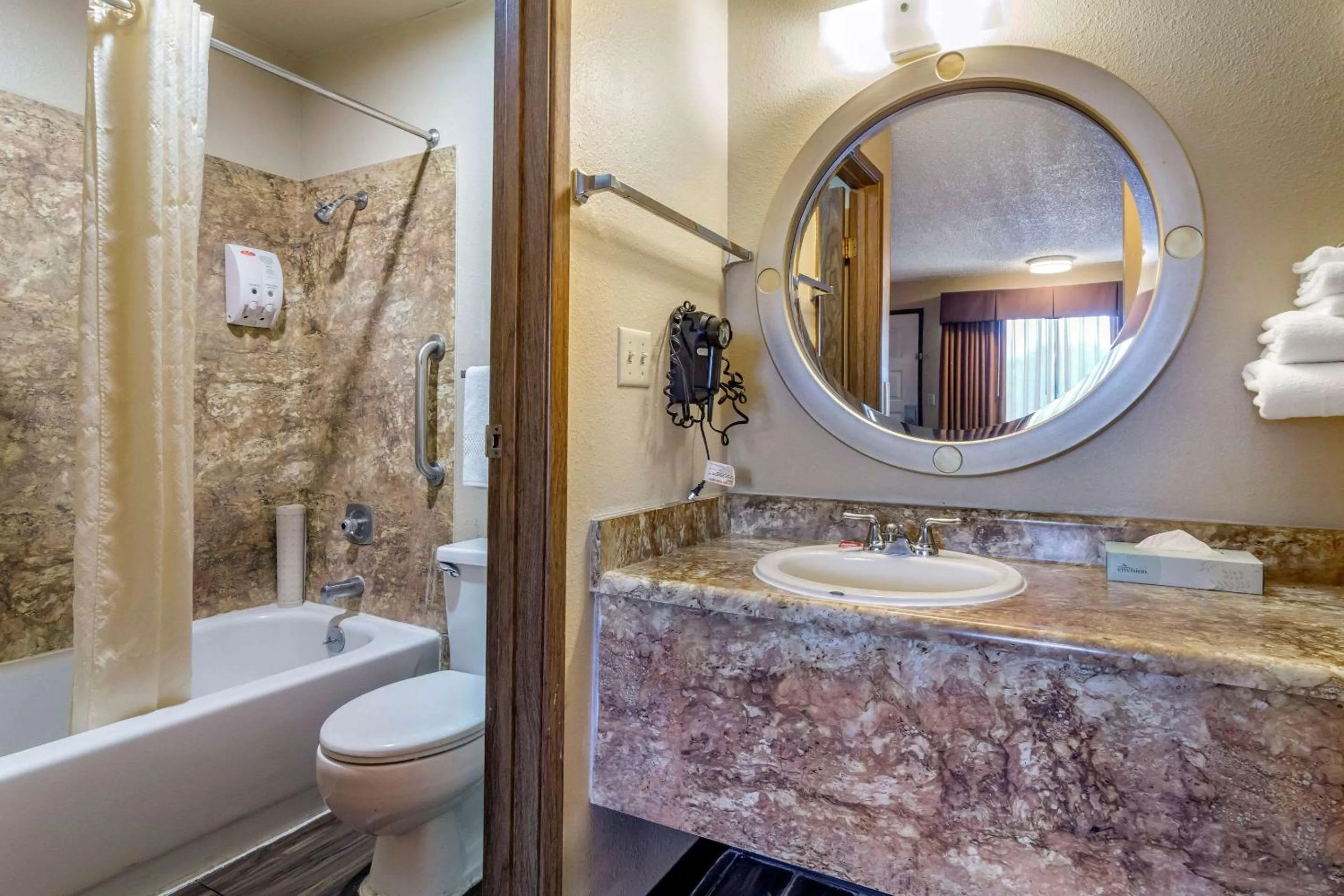 Bathroom in Econo Lodge Ellensburg Near University