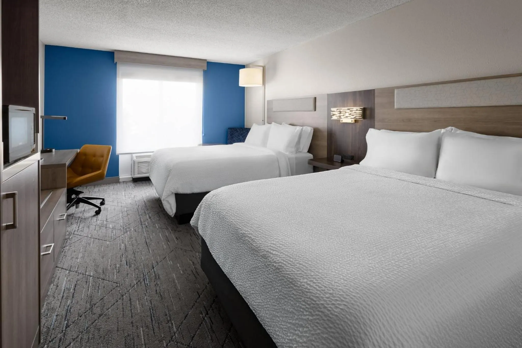 Photo of the whole room, Bed in Holiday Inn Express and Suites Newberry by IHG