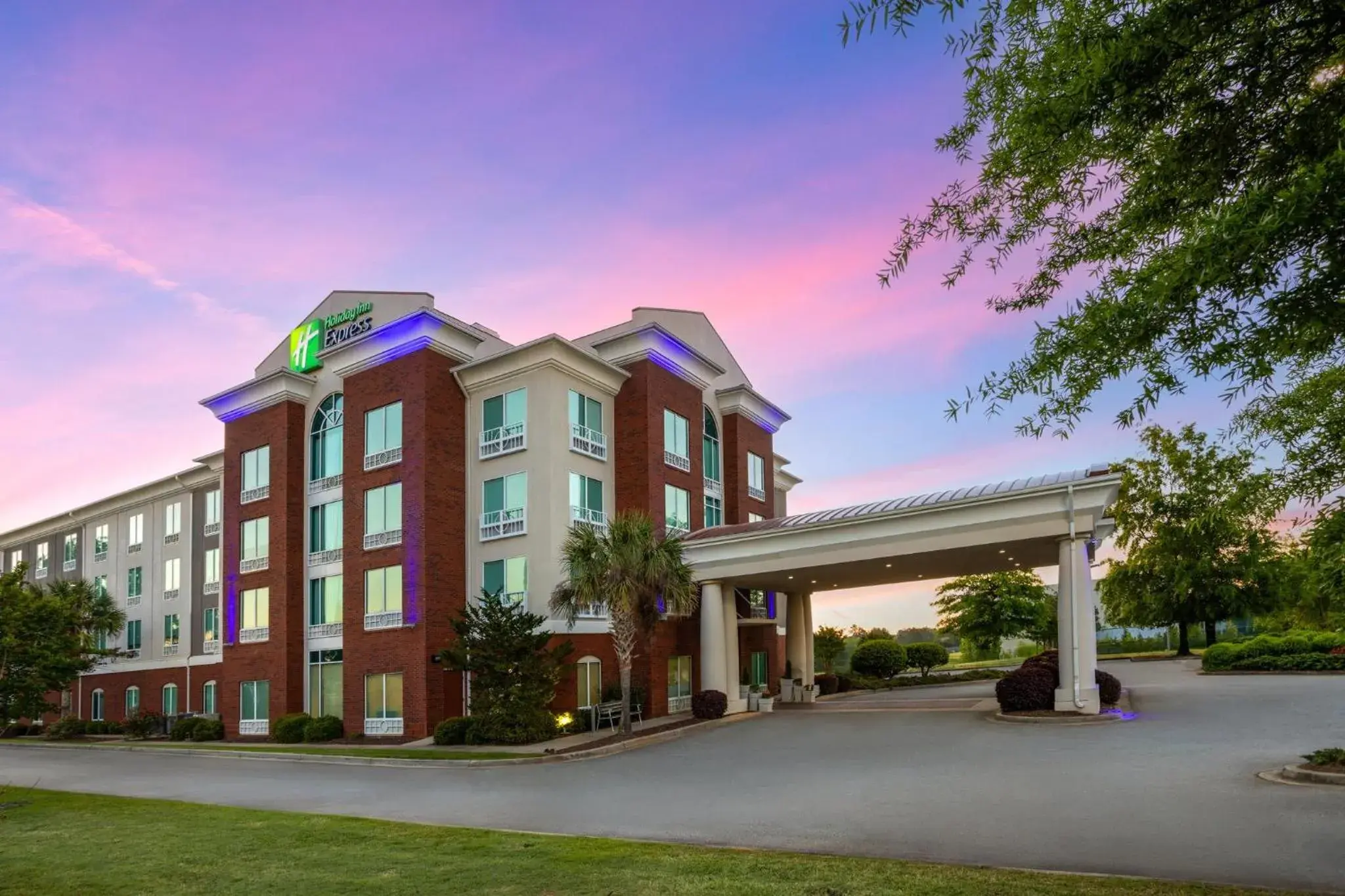 Property building in Holiday Inn Express and Suites Newberry by IHG Property building in Holiday Inn Express and Suites Newberry by IHG