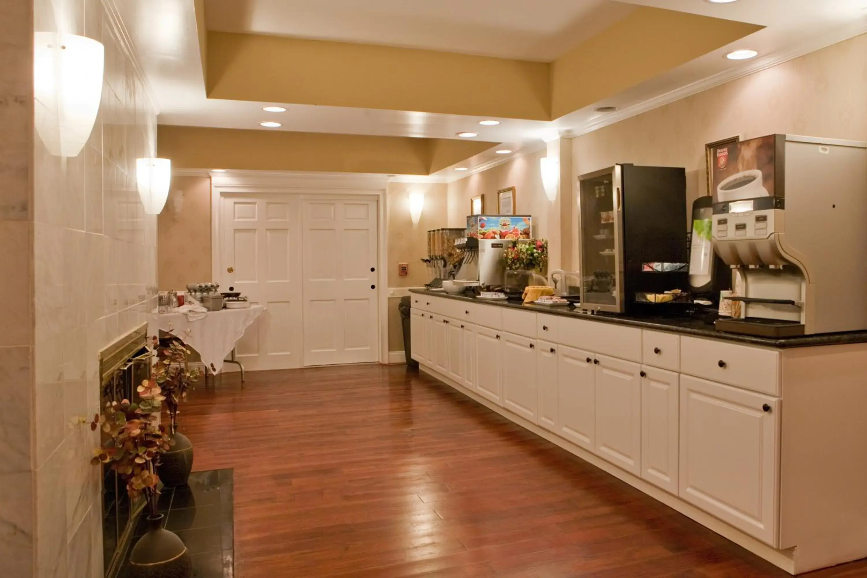 Breakfast in The Litchfield Inn Breakfast in The Litchfield Inn