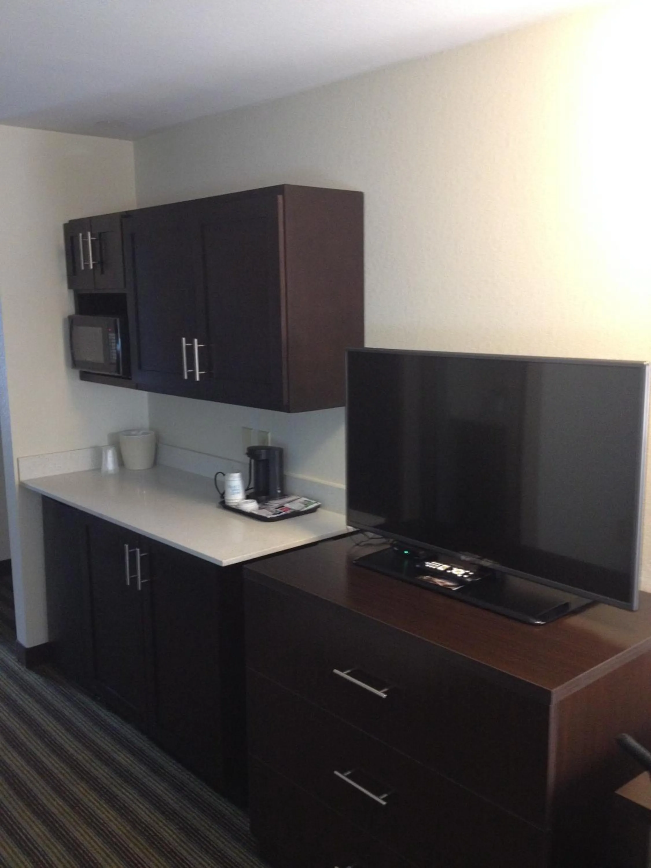 Kitchen or kitchenette in Holiday Inn Express Montgomery East I-85 by IHG