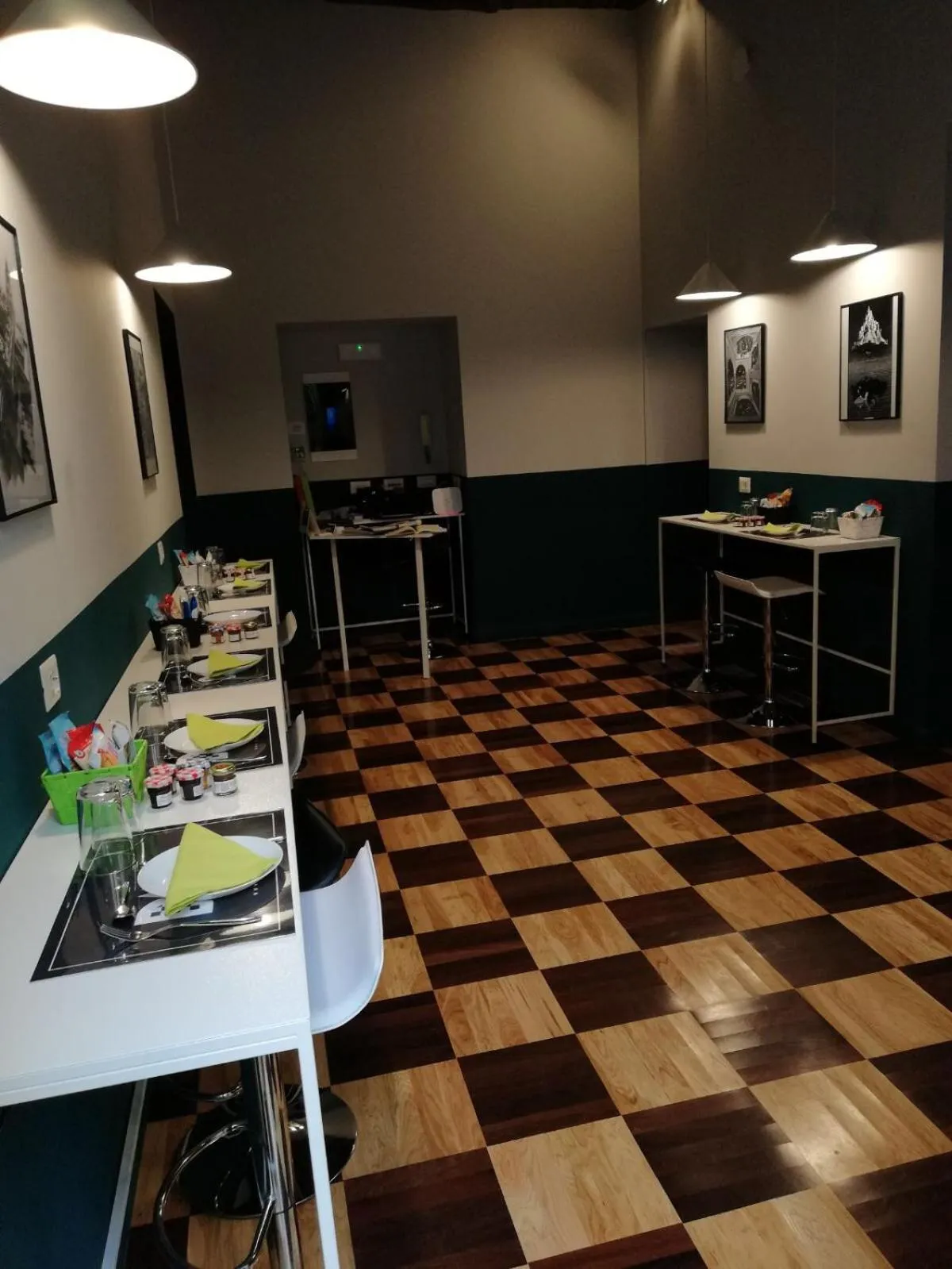 Communal lounge/ TV room in Dama Suite