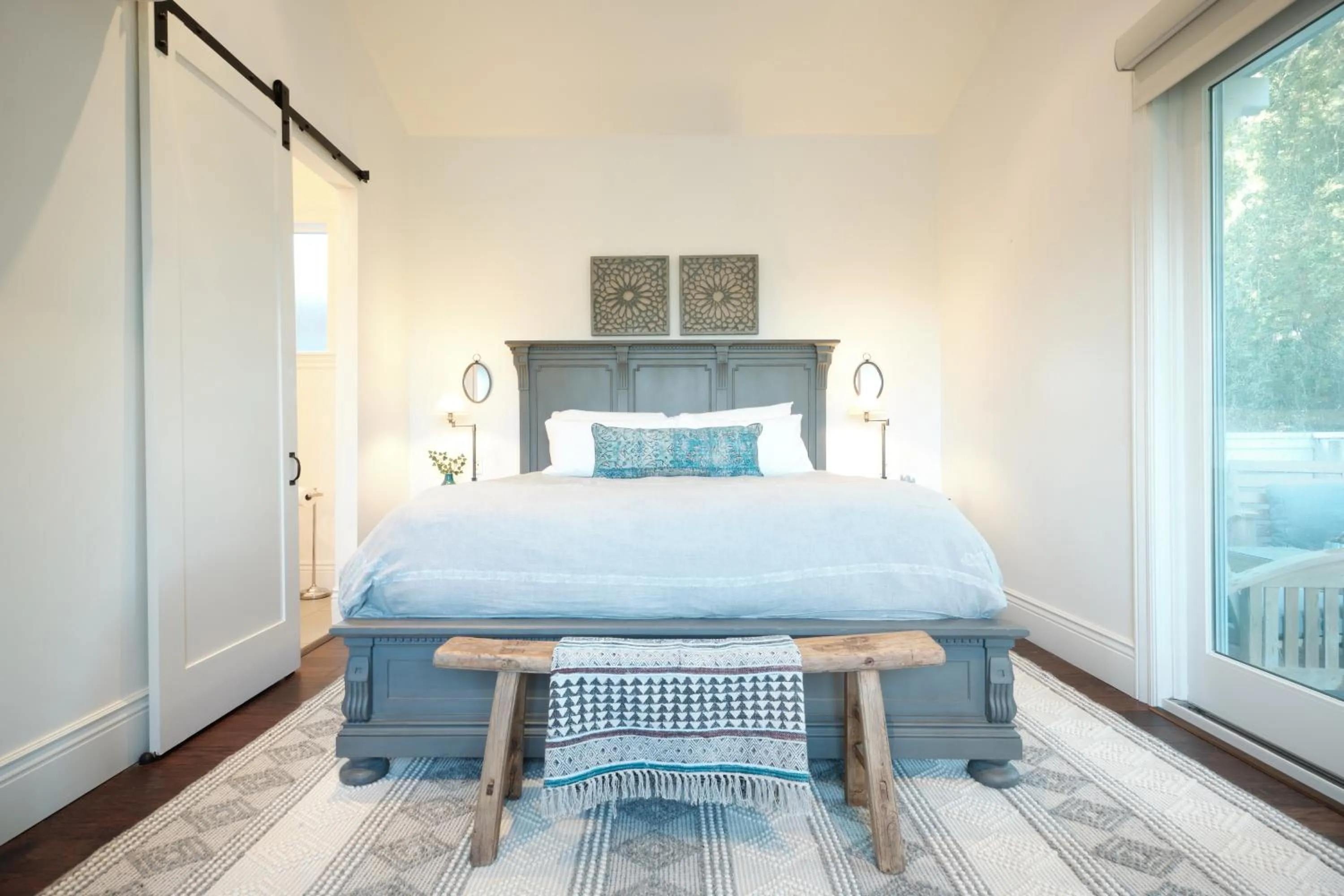 Bed in The Setting Inn Napa Valley