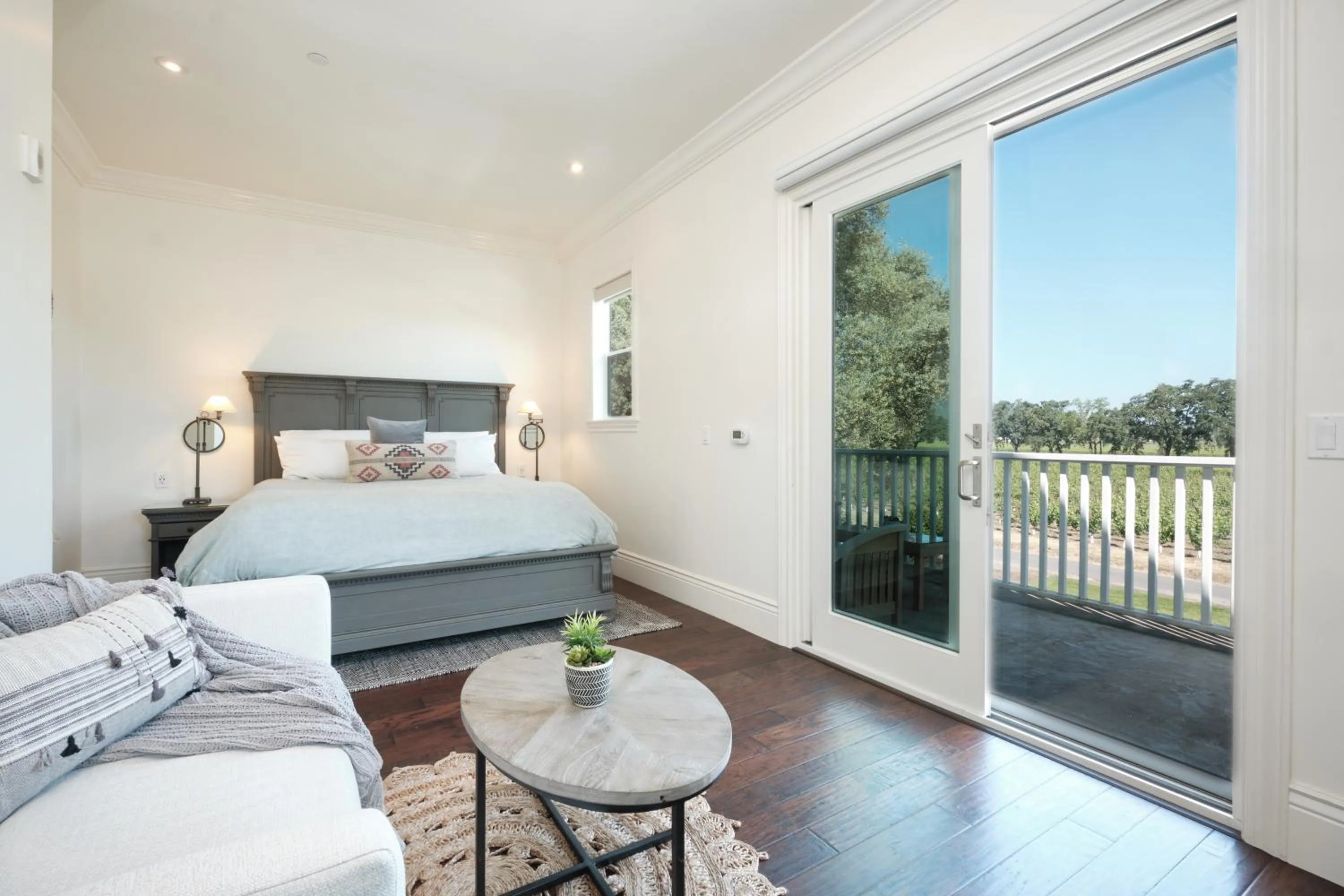 Balcony/Terrace, Bed in The Setting Inn Napa Valley