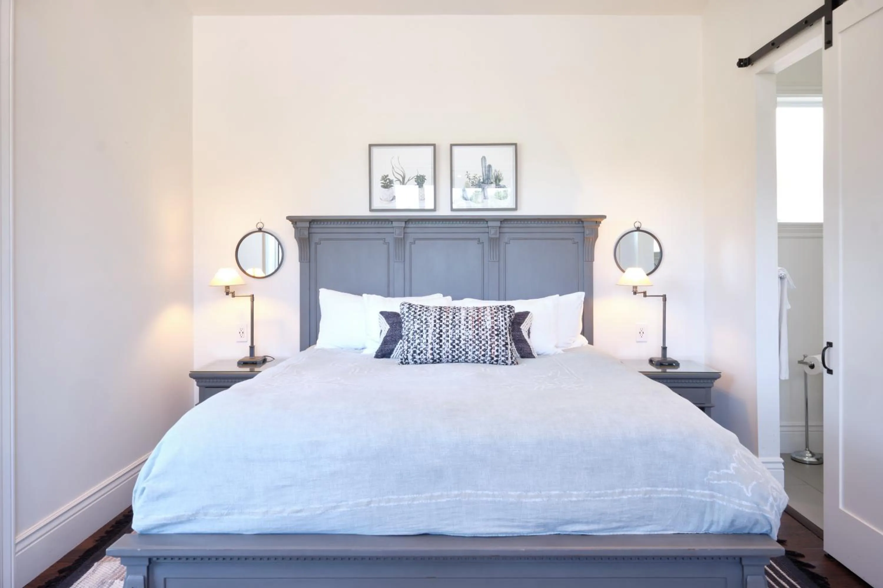 Bed in The Setting Inn Napa Valley