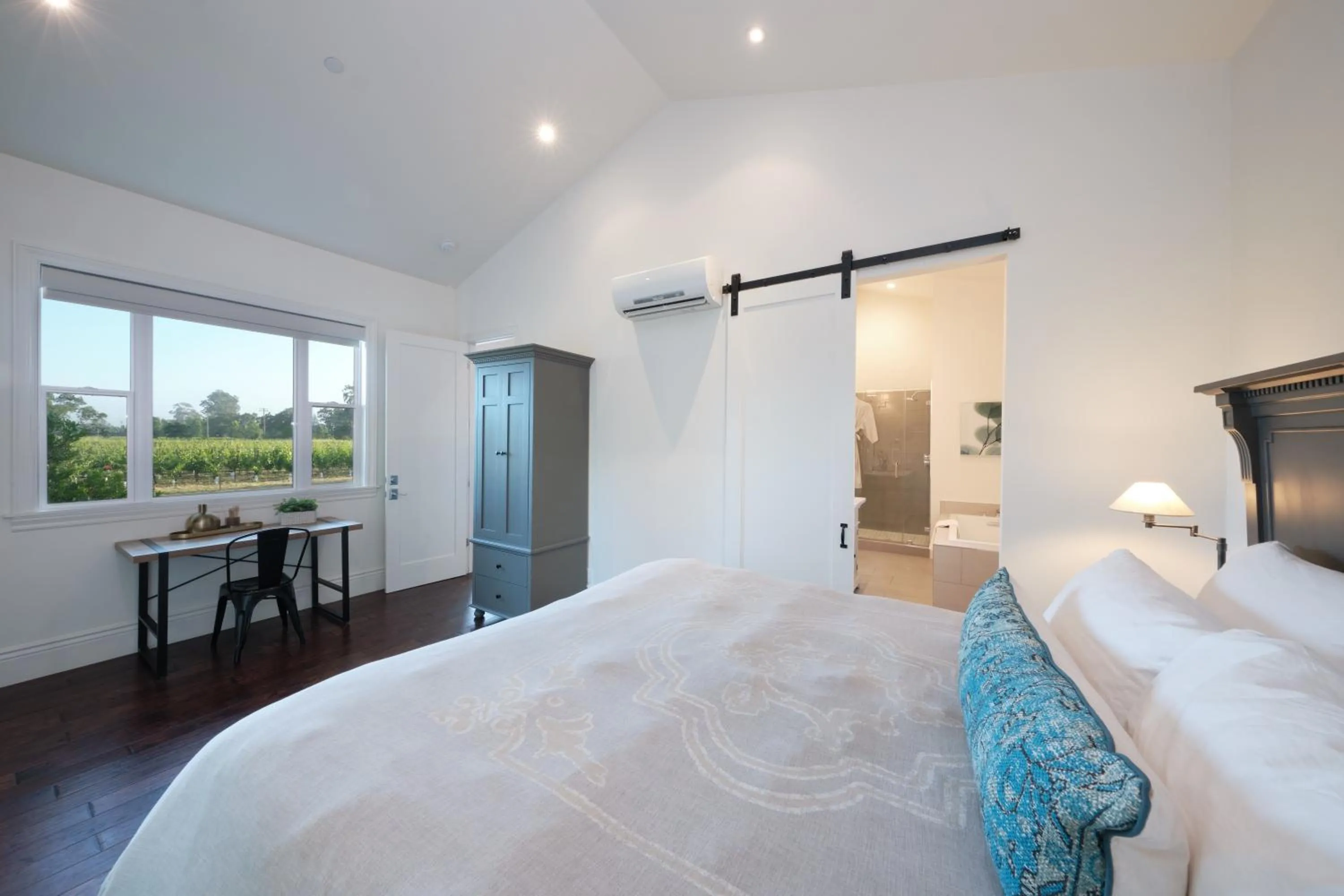 Bed in The Setting Inn Napa Valley