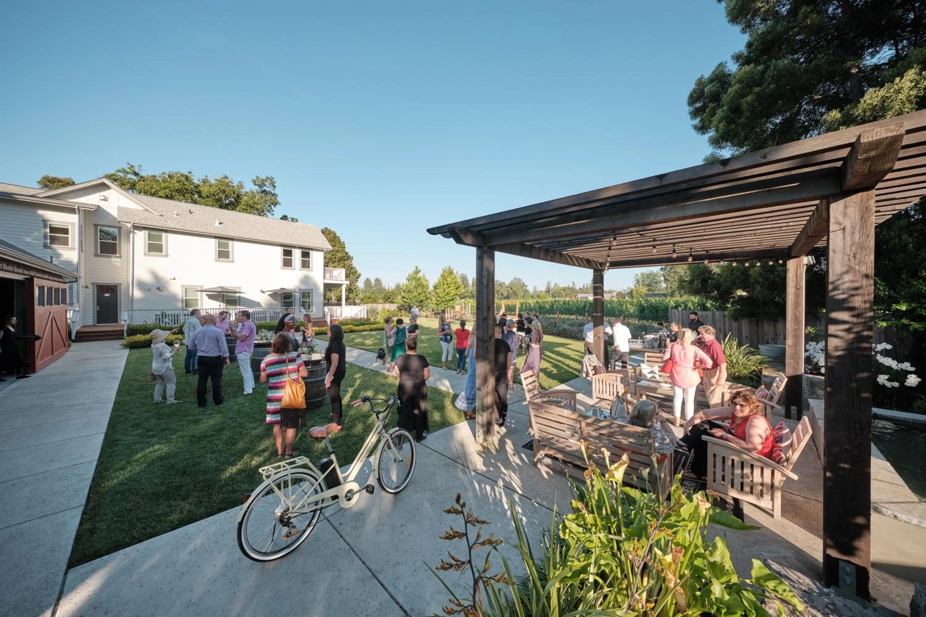 Communal lounge/ TV room in The Setting Inn Napa Valley
