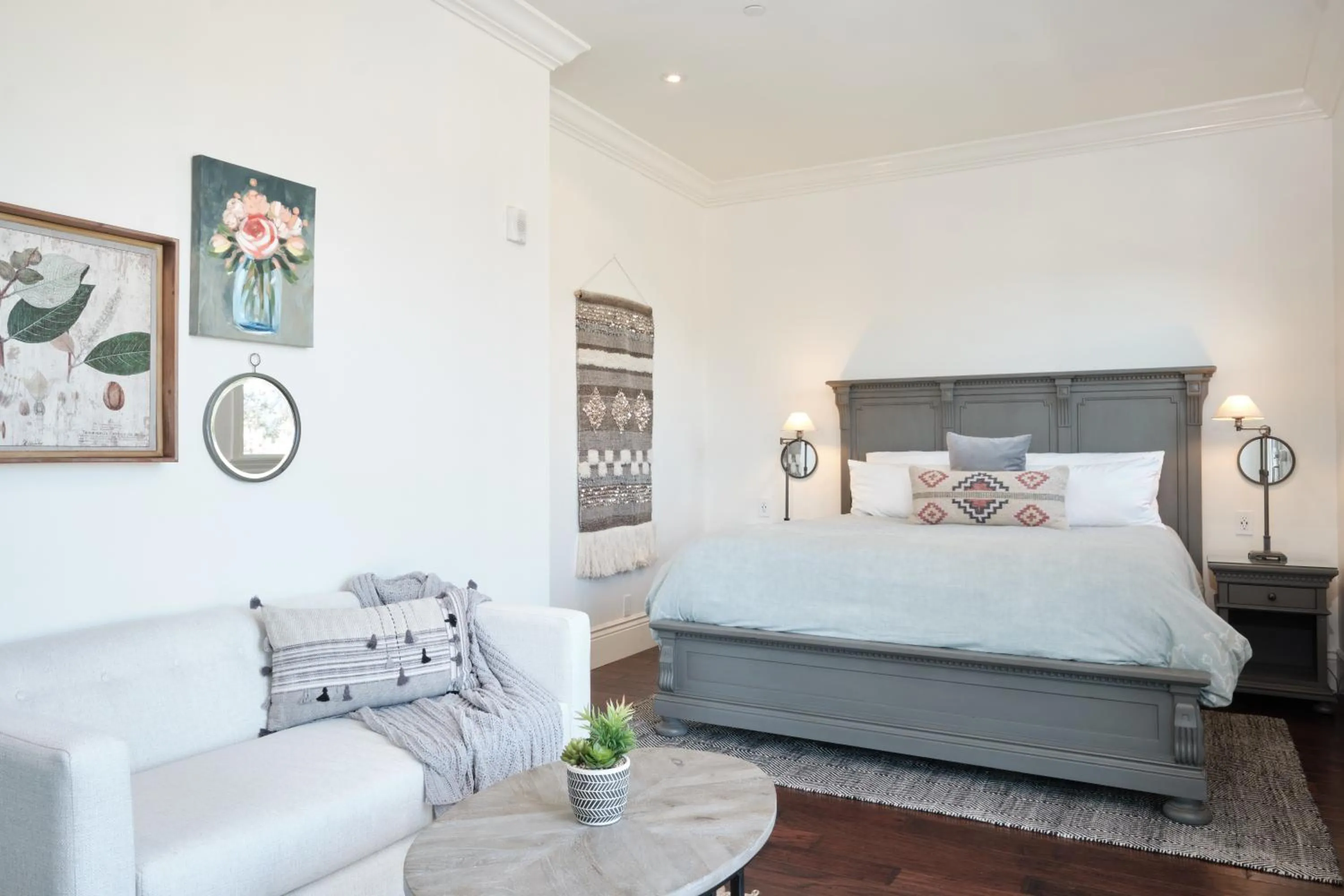 Bed in The Setting Inn Napa Valley