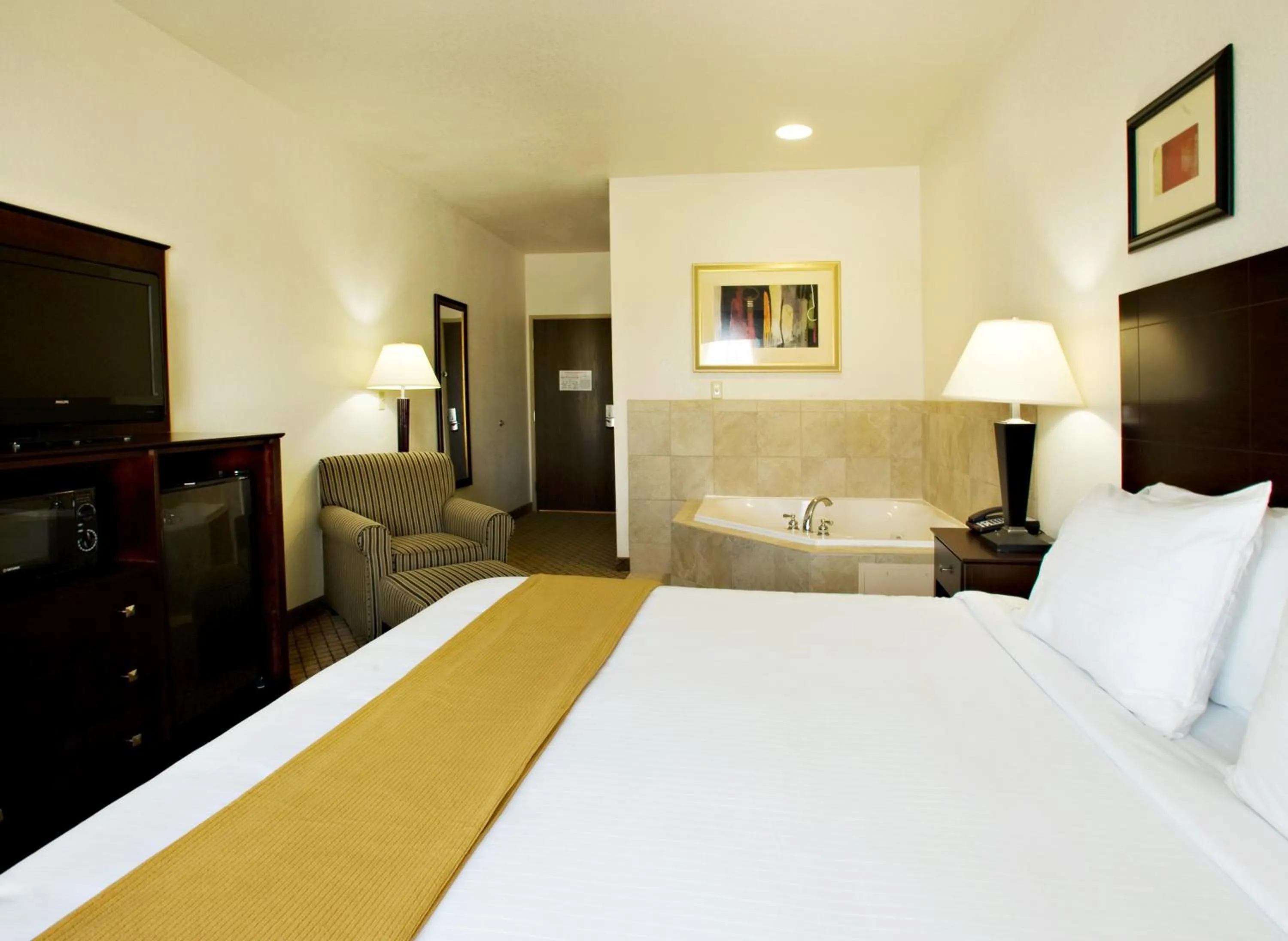 Photo of the whole room, Bed in Holiday Inn Express & Suites Childress by IHG
