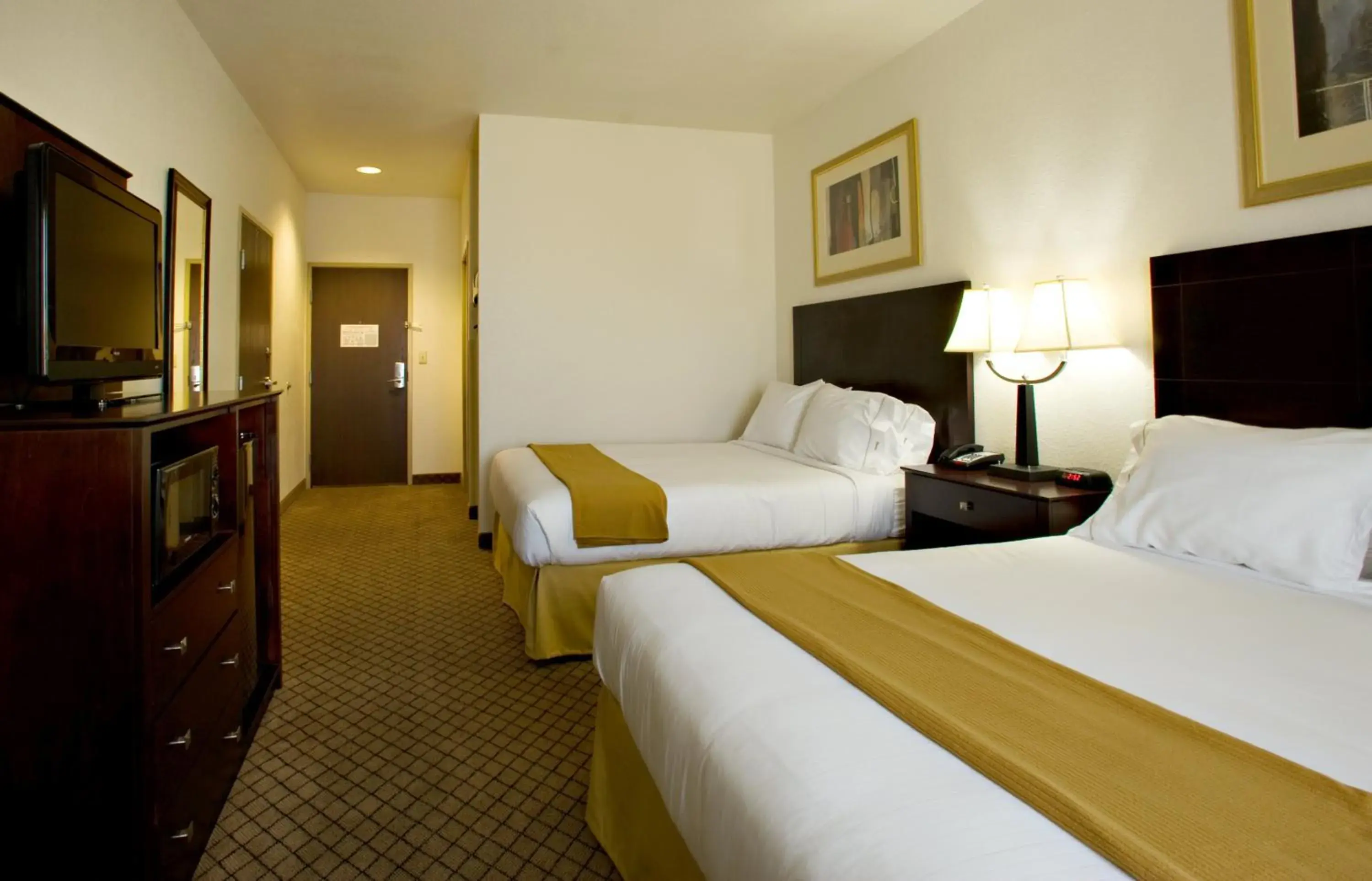 Standard Queen Room with Two Queen Beds and Tub - Accessible in Holiday Inn Express & Suites Childress by IHG Standard Queen Room with Two Queen Beds and Tub - Accessible in Holiday Inn Express & Suites Childress by IHG