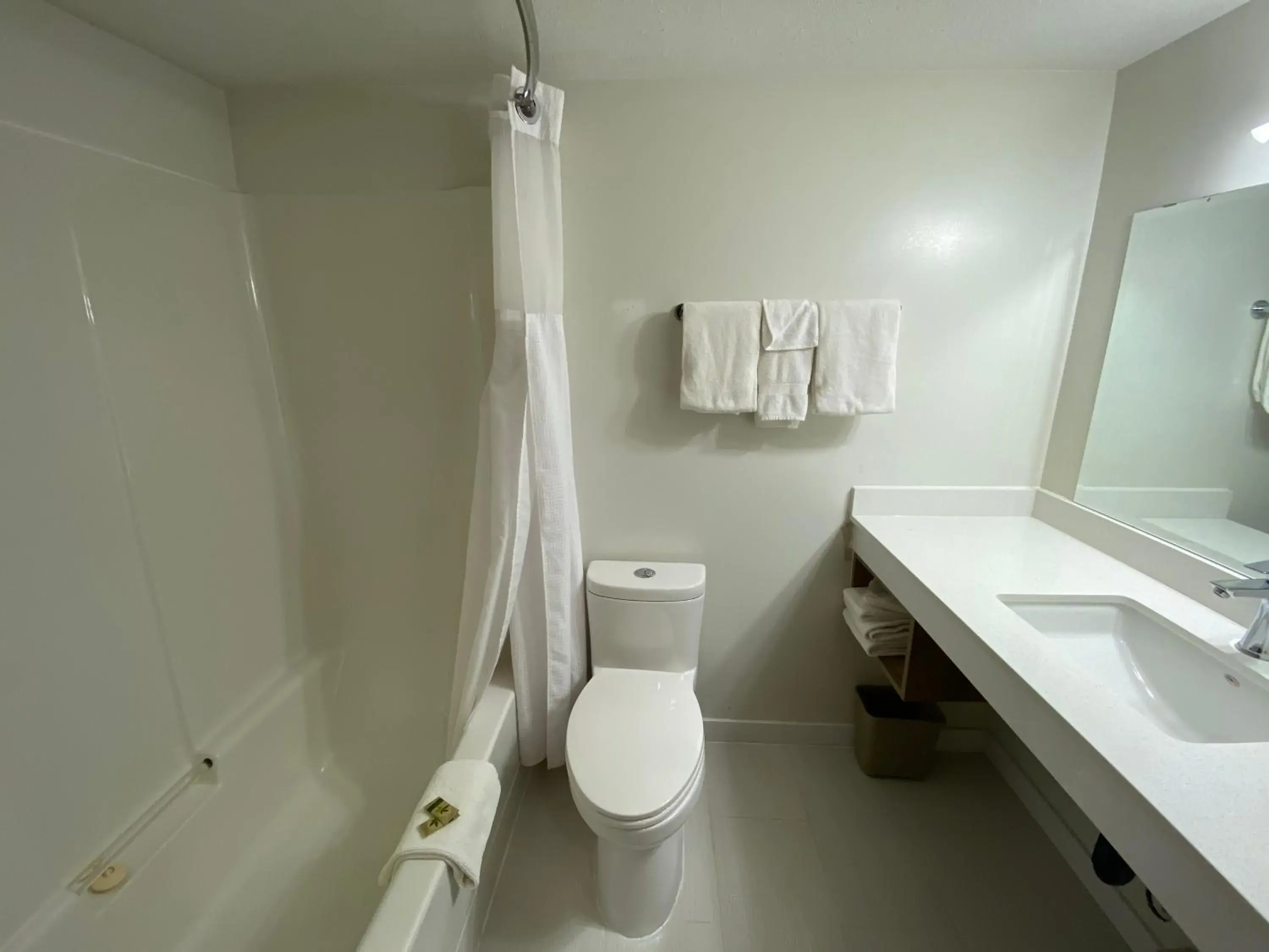 Queen Room with Two Queen Beds in Chalet Continental Motel Queen Room with Two Queen Beds in Chalet Continental Motel