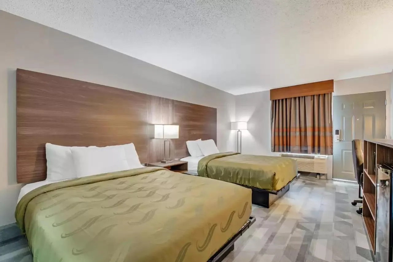 Bed in Quality Inn Dalton East