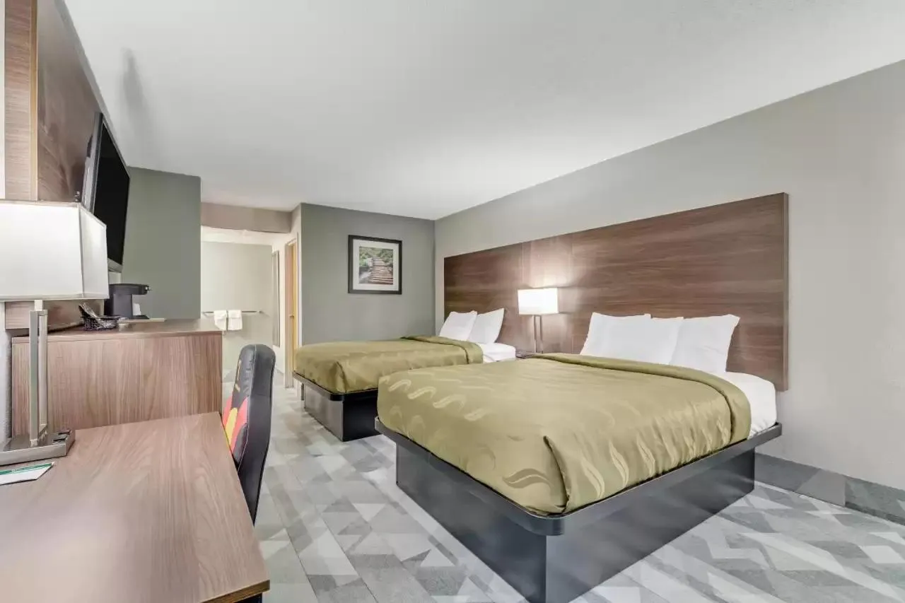 Bed in Quality Inn Dalton East