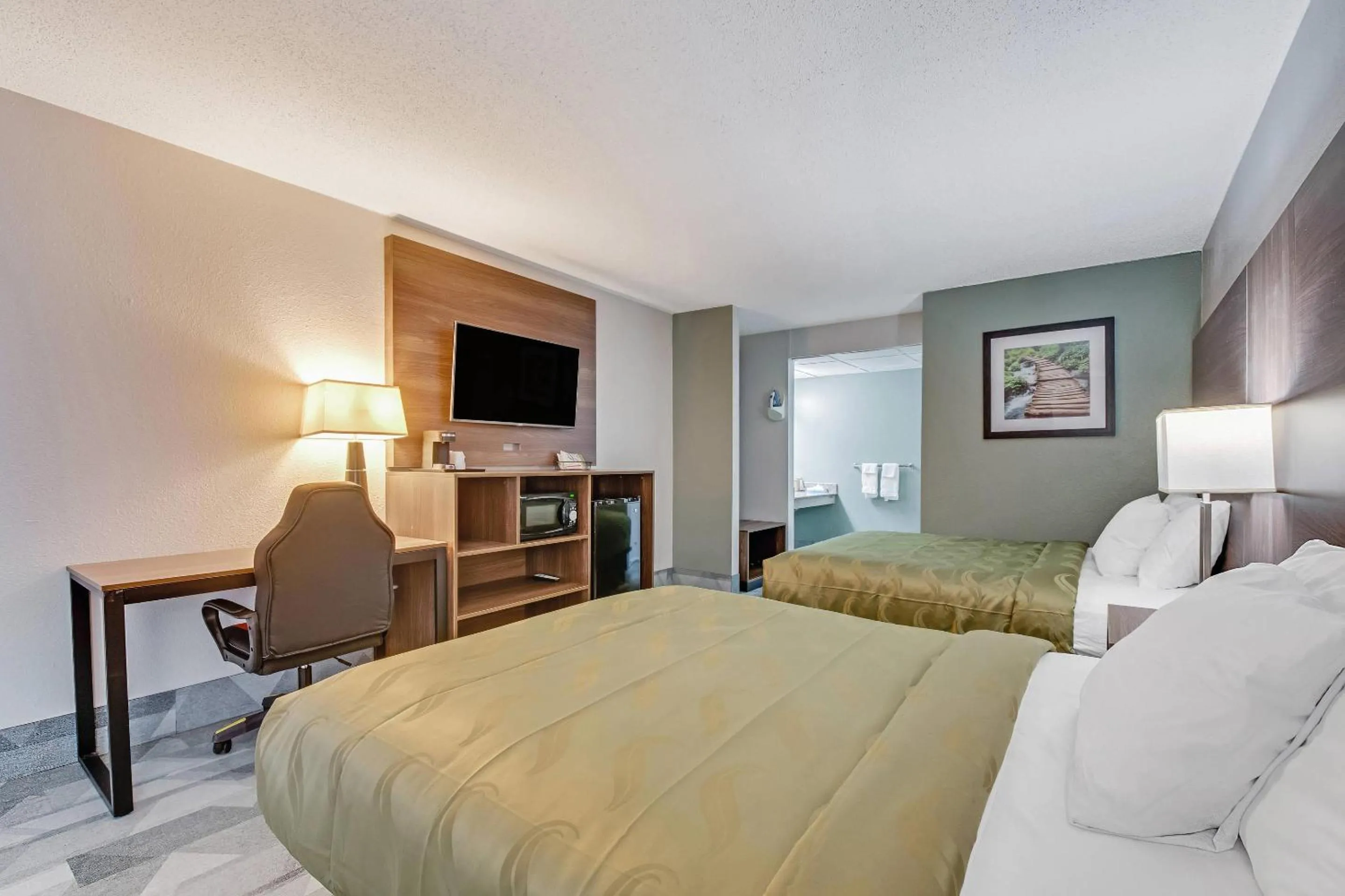 Bedroom, Bed in Quality Inn Dalton East