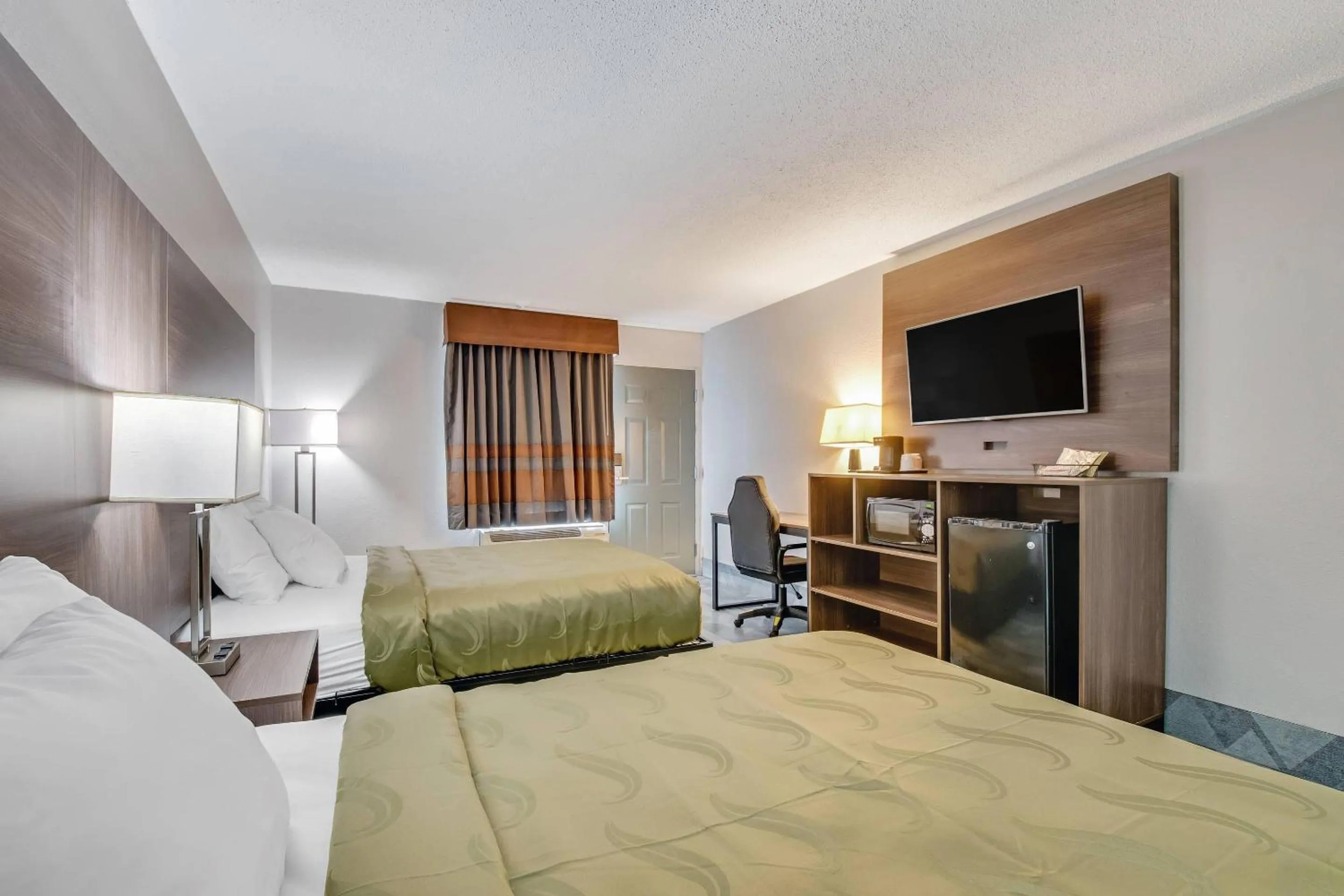 Bedroom, Bed in Quality Inn Dalton East