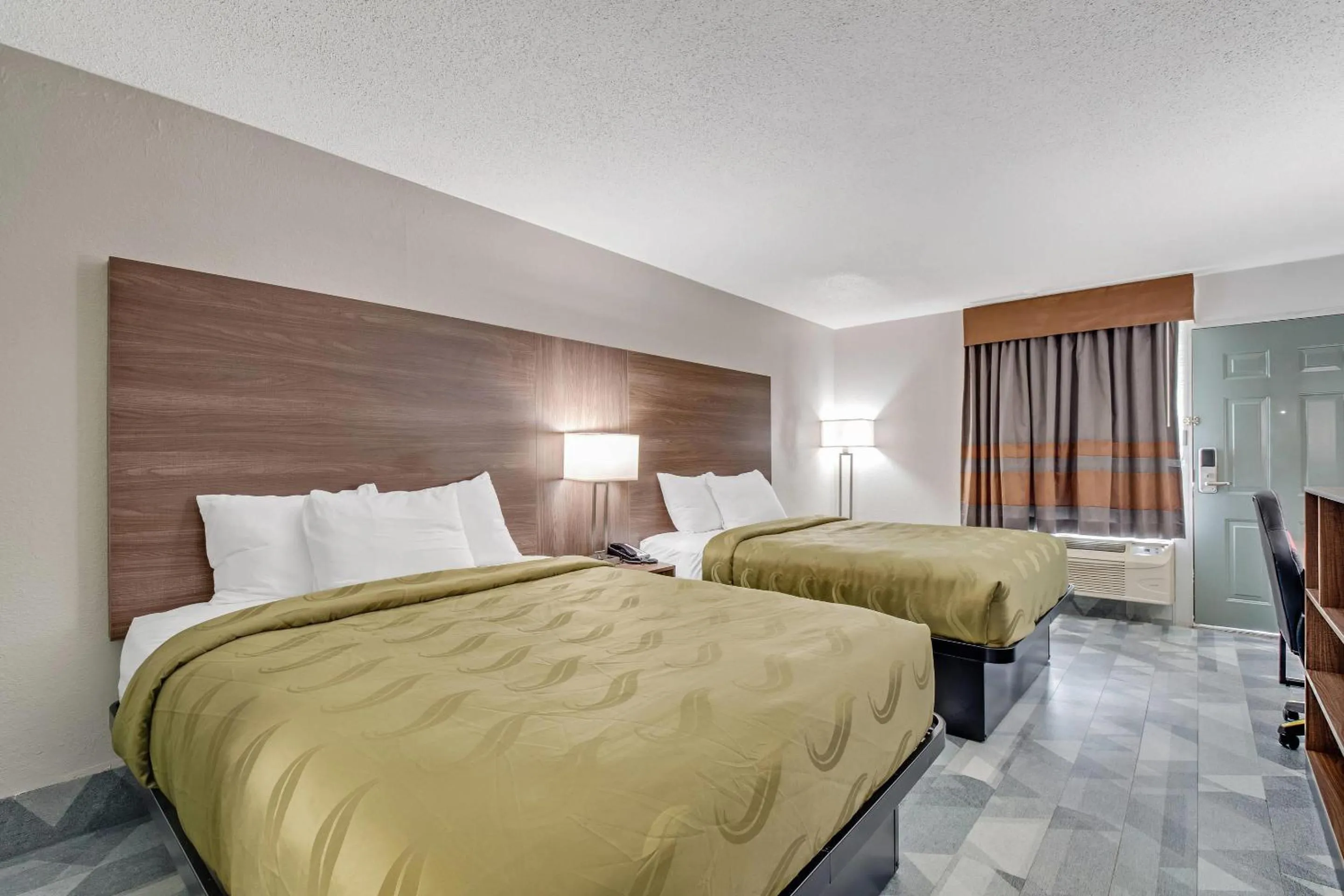 Bedroom, Bed in Quality Inn Dalton East