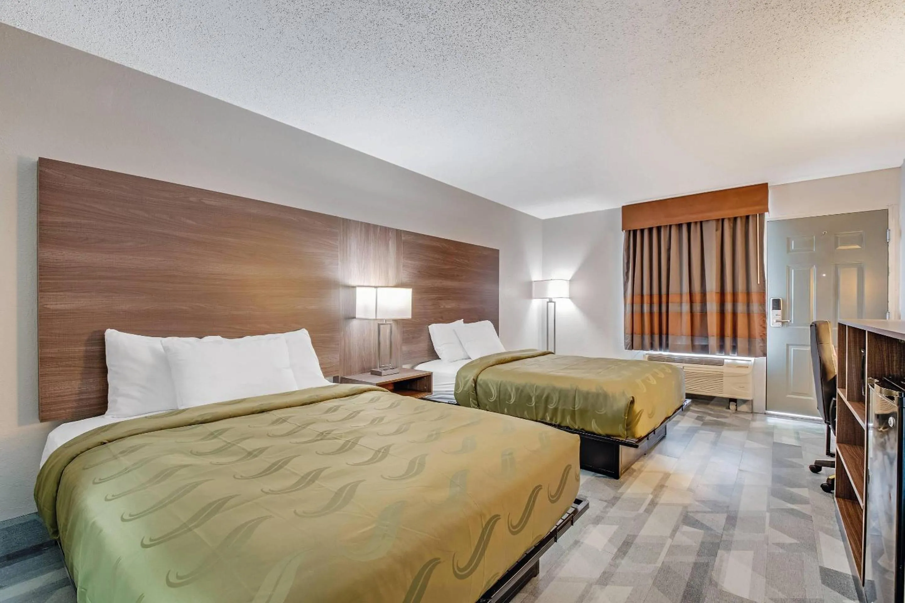 Bedroom, Bed in Quality Inn Dalton East