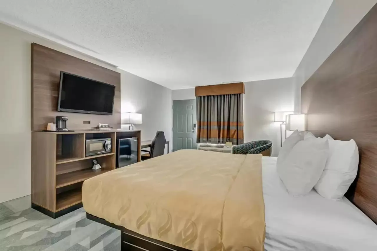 Bed in Quality Inn Dalton East