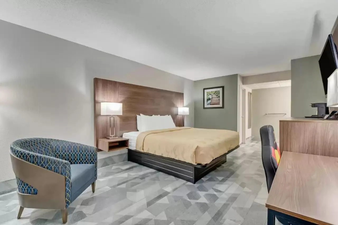 Bed in Quality Inn Dalton East