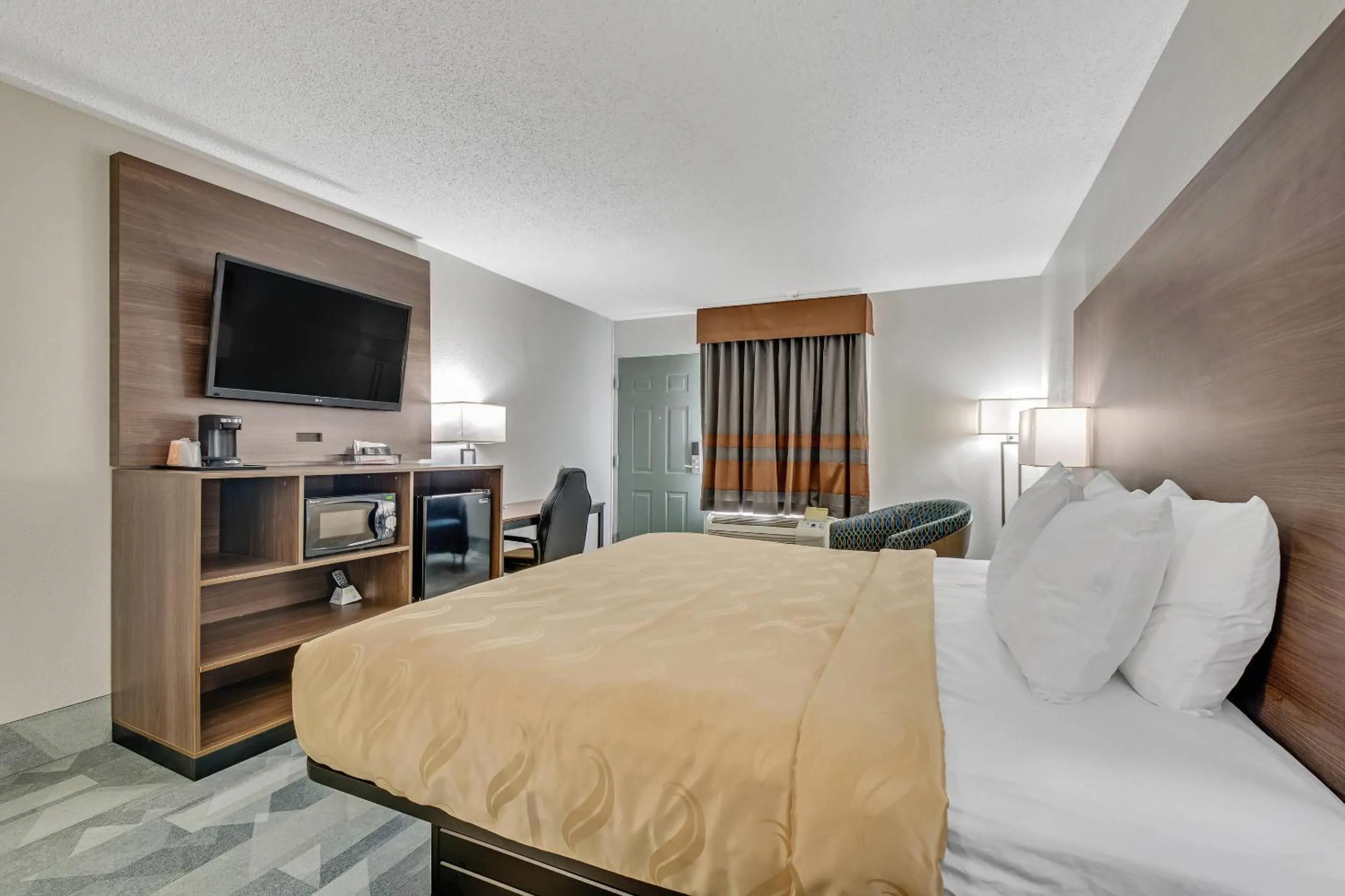 Bedroom, Bed in Quality Inn Dalton East