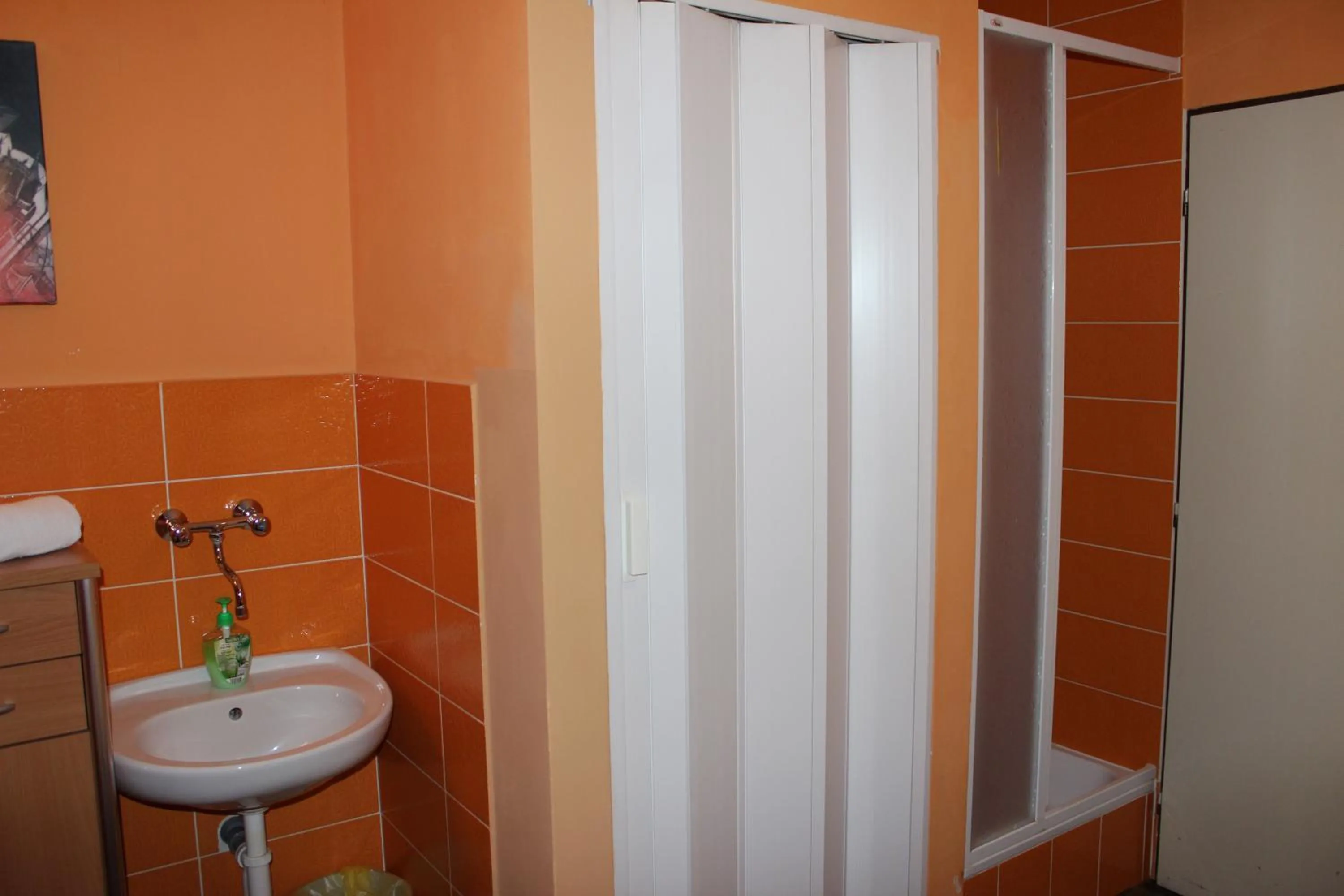 Shower in Hotel Praha Club bed & breakfast