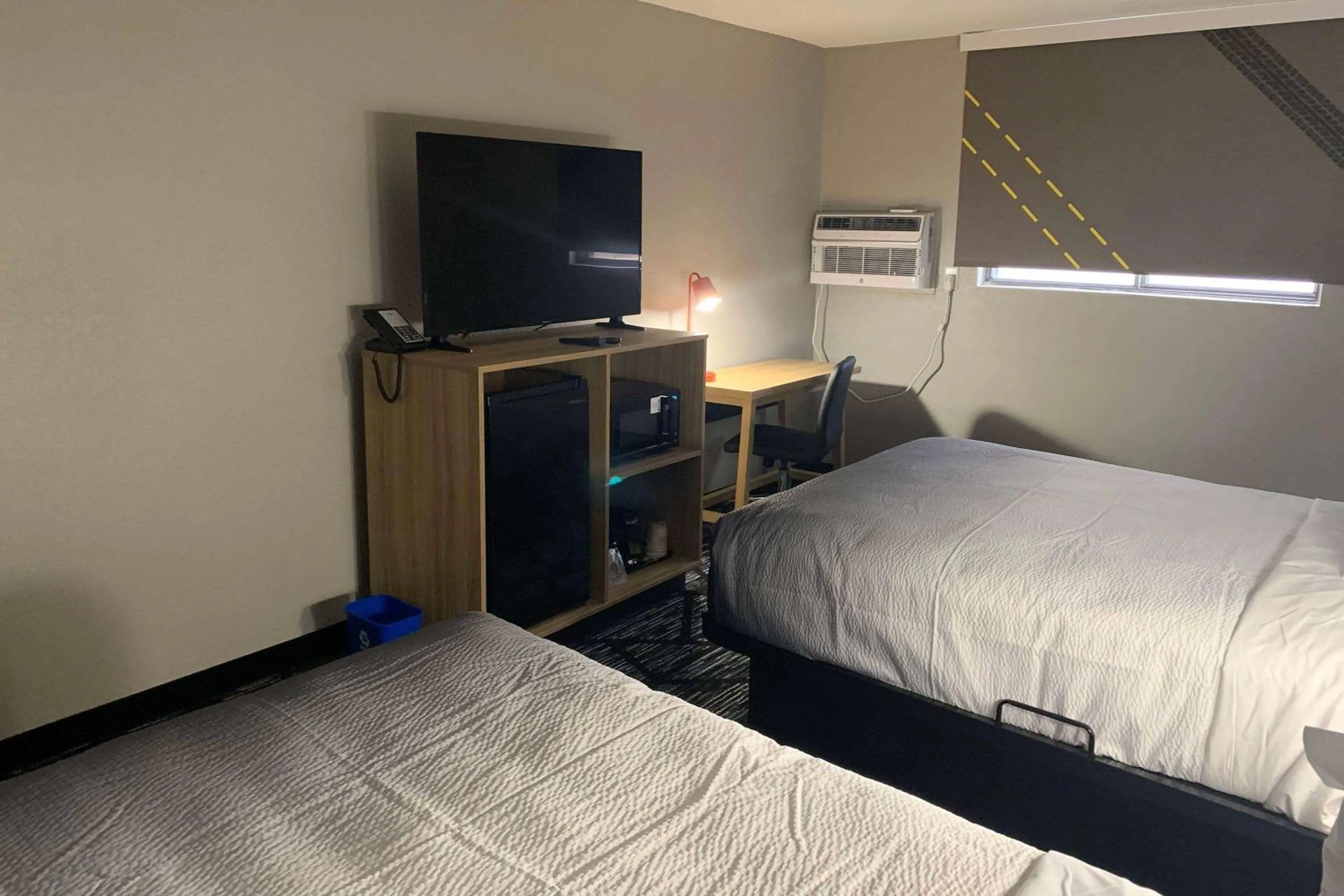 Photo of the whole room, Bed in Super 8 by Wyndham Kirksville-University Area