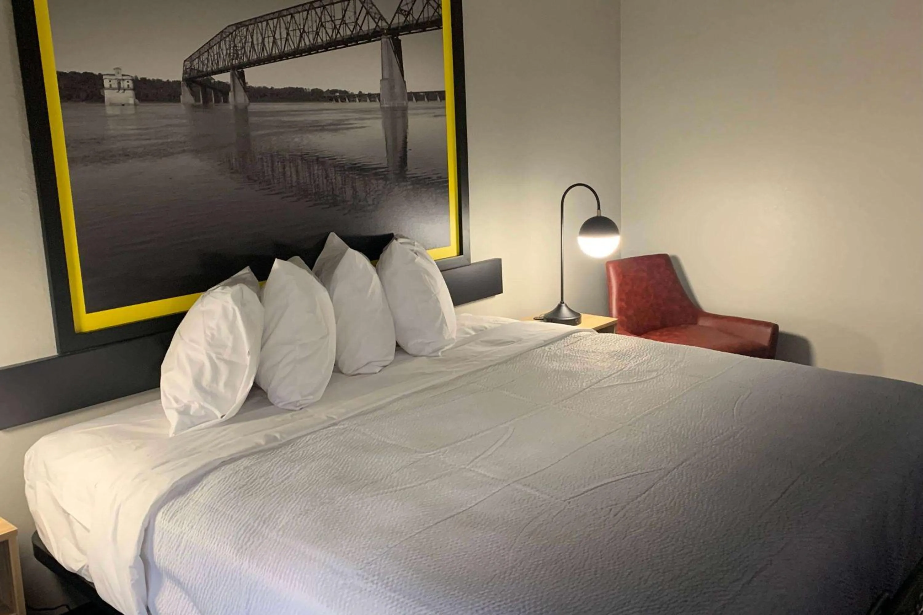 Photo of the whole room, Bed in Super 8 by Wyndham Kirksville-University Area