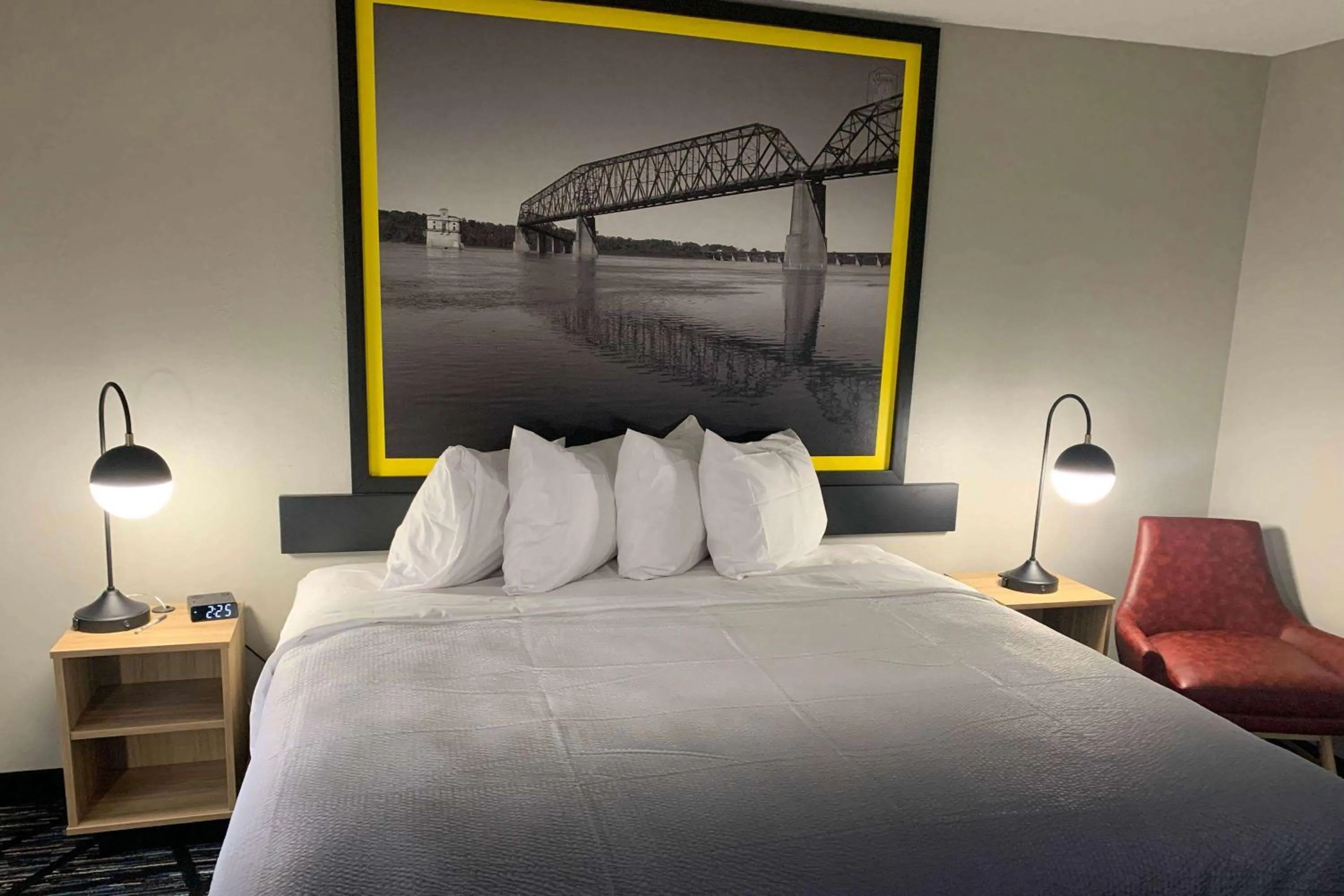 Photo of the whole room, Bed in Super 8 by Wyndham Kirksville-University Area