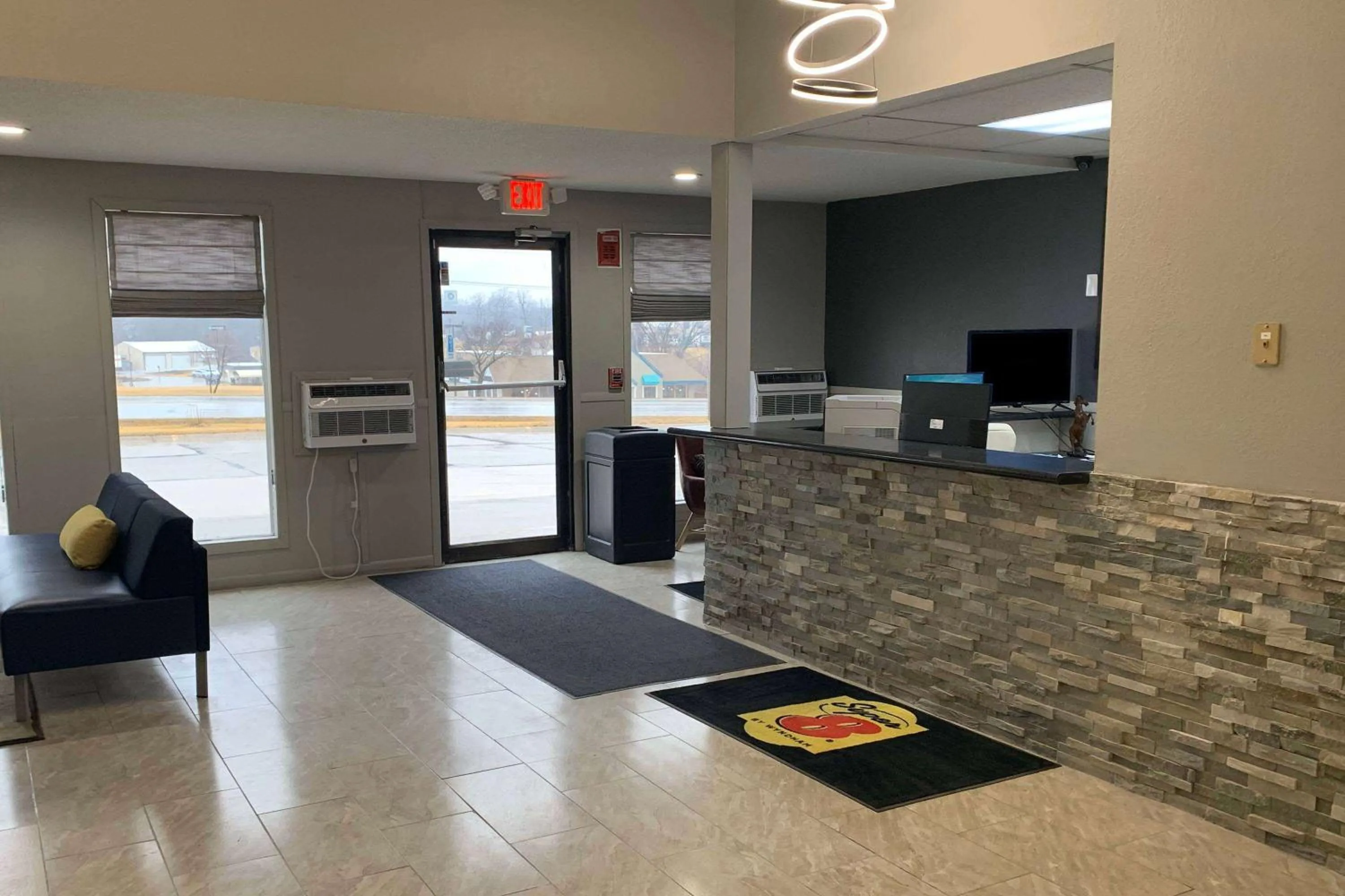 Lobby or reception in Super 8 by Wyndham Kirksville-University Area