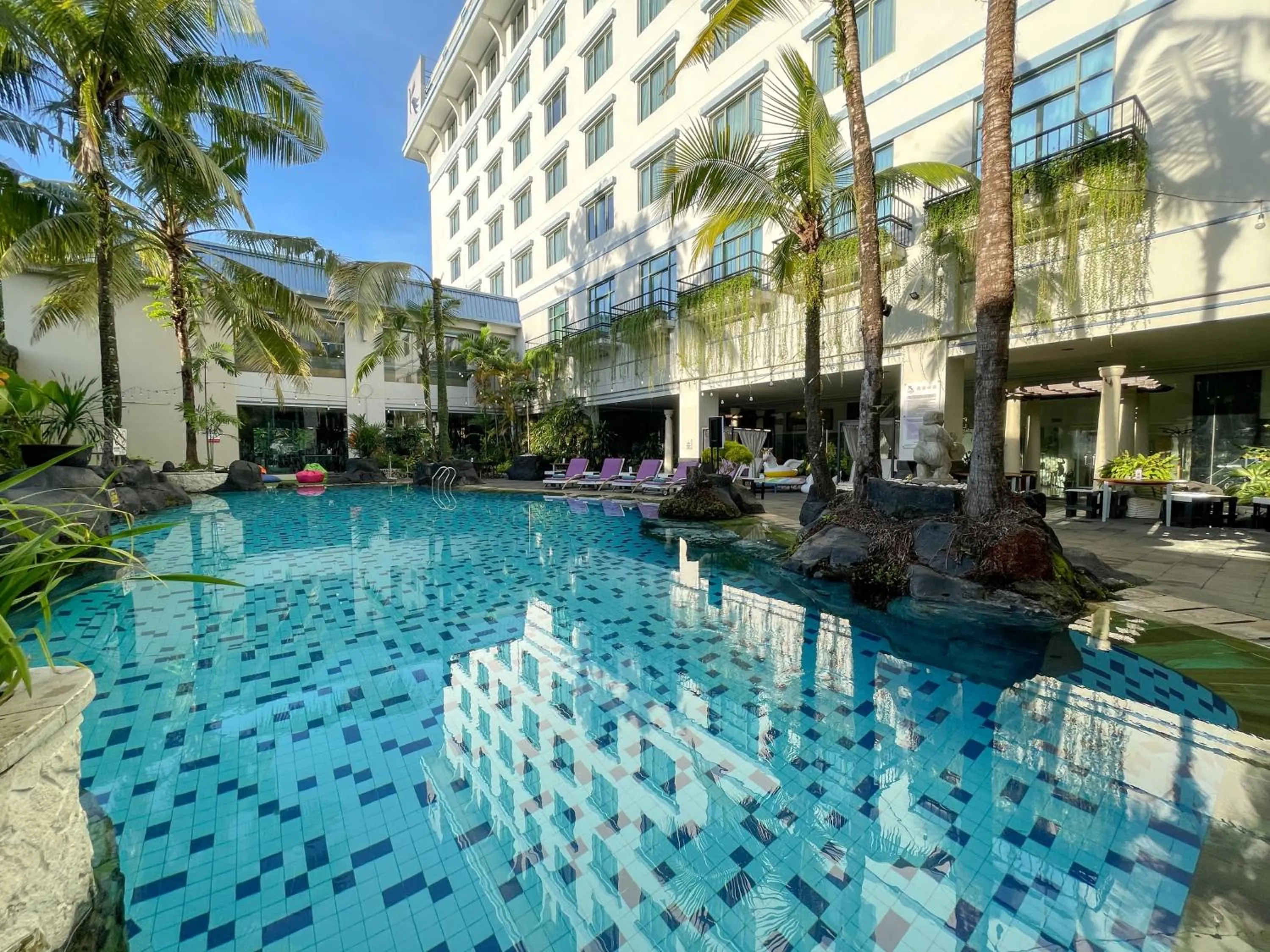 Swimming pool in Kimaya Sudirman Yogyakarta by Harris