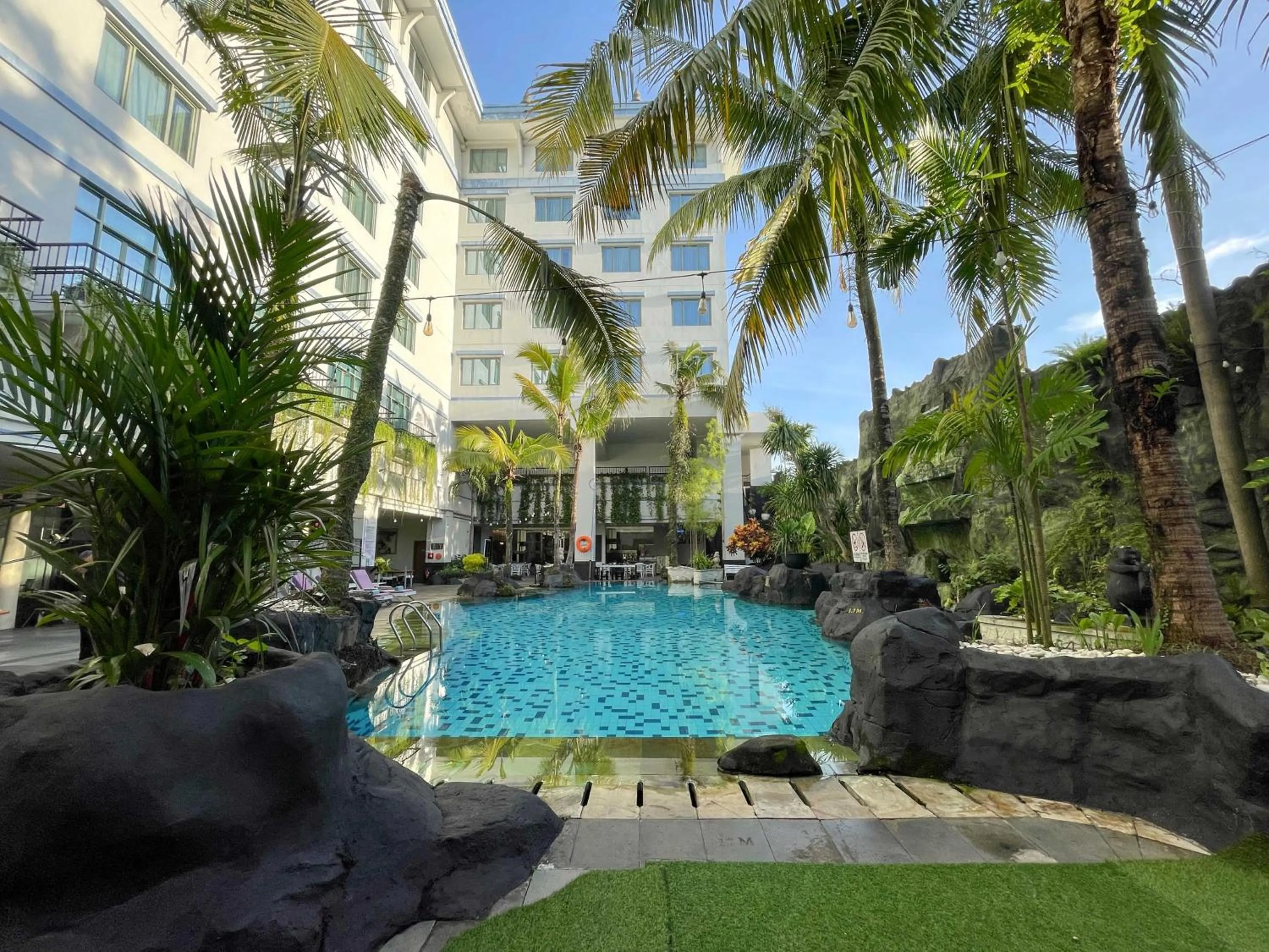 Swimming pool in Kimaya Sudirman Yogyakarta by Harris