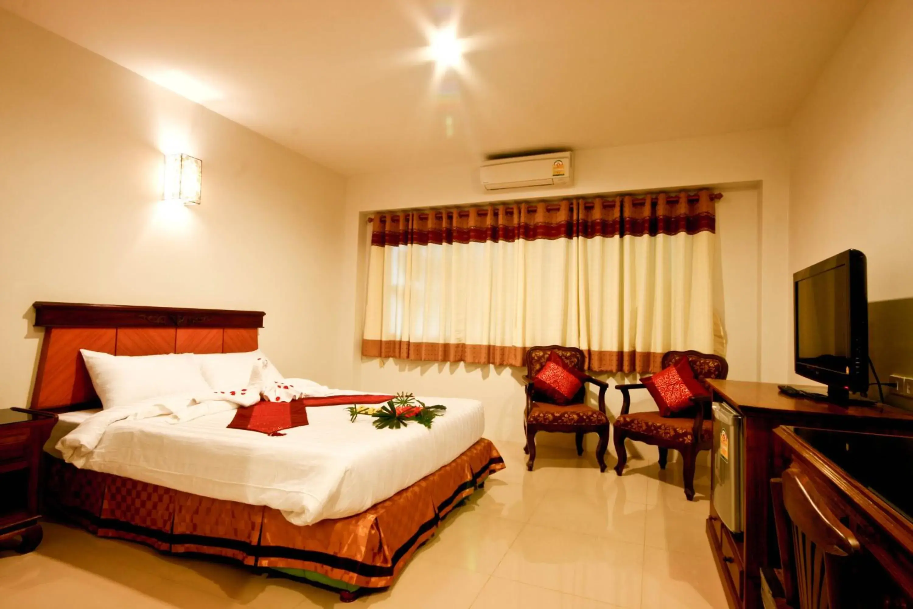 TV and multimedia, Bed in Chiangrai Grand Room Hotel TV and multimedia, Bed in Chiangrai Grand Room Hotel
