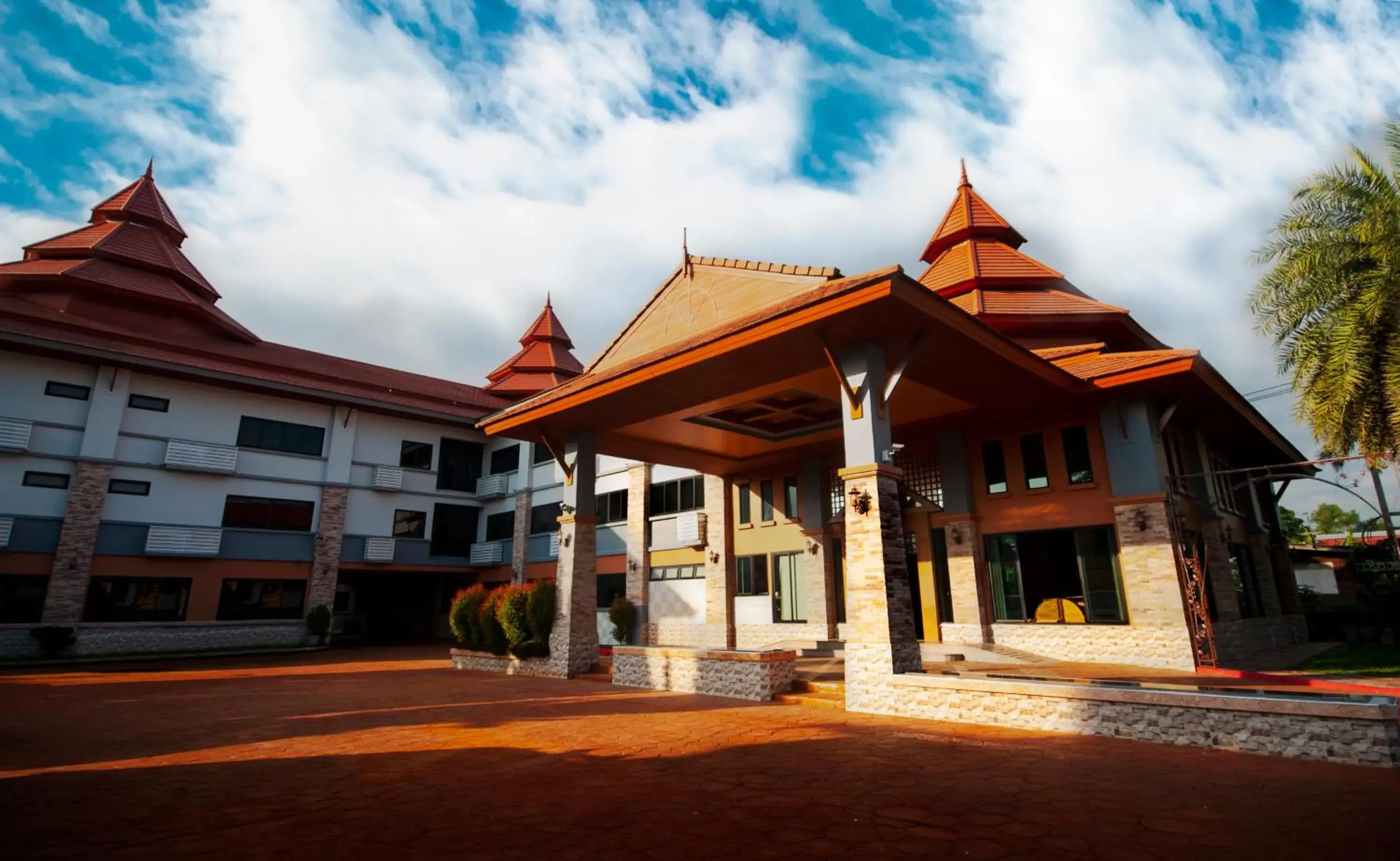 Property building in Chiangrai Grand Room Hotel Property building in Chiangrai Grand Room Hotel