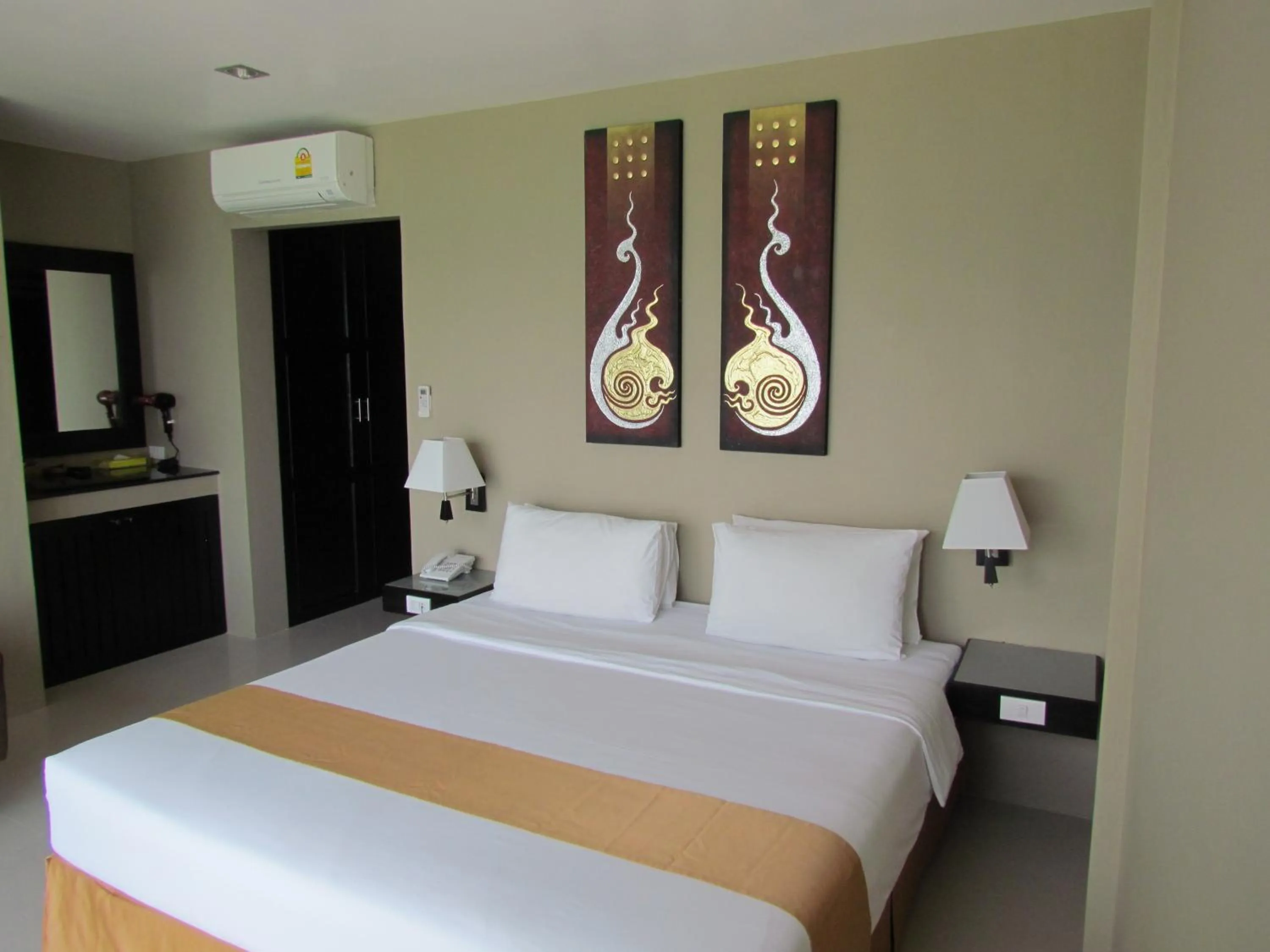 Bed in The Front Hotel and Apartments