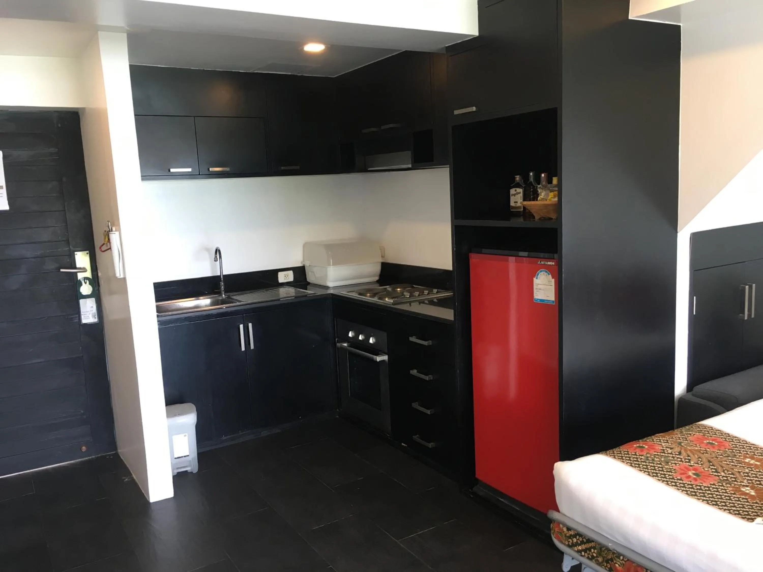 Kitchen or kitchenette, Bed in The Front Hotel and Apartments