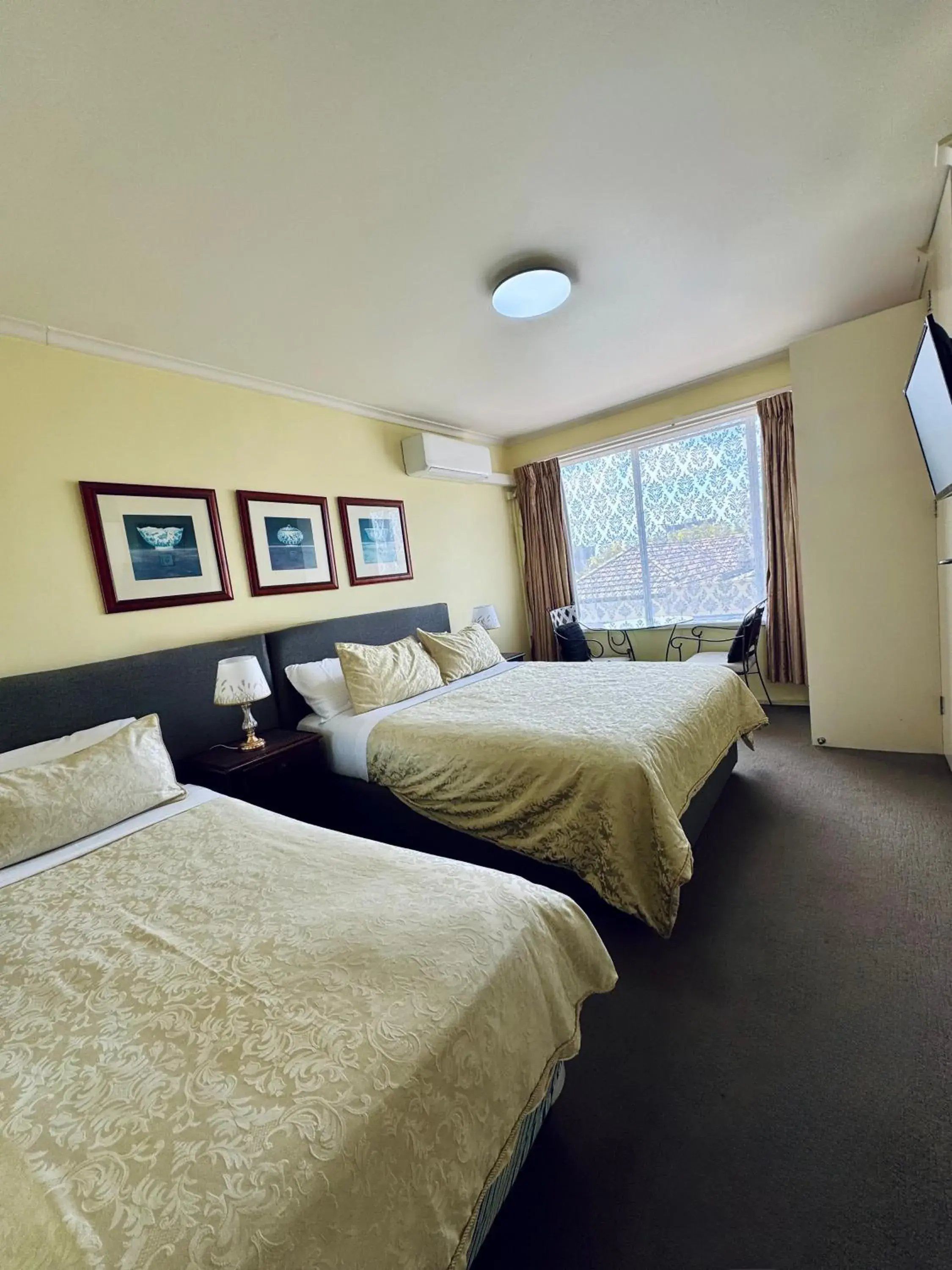 Bed in Knightsbridge Apartments Bed in Knightsbridge Apartments