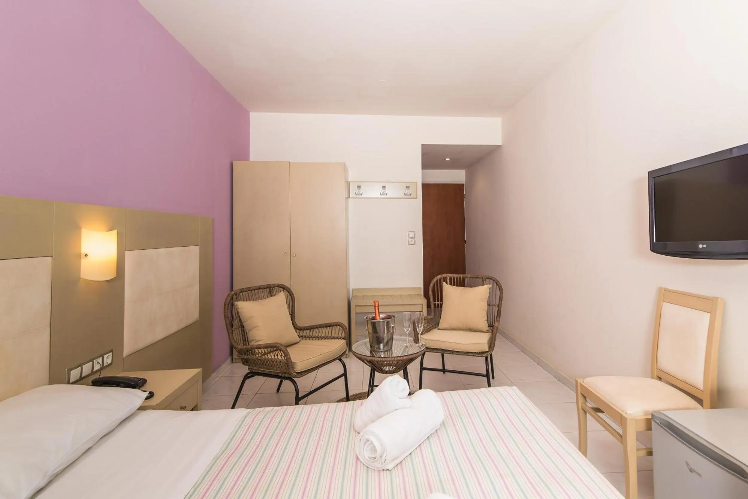 TV and multimedia, Bed in Porto Koukla Beach