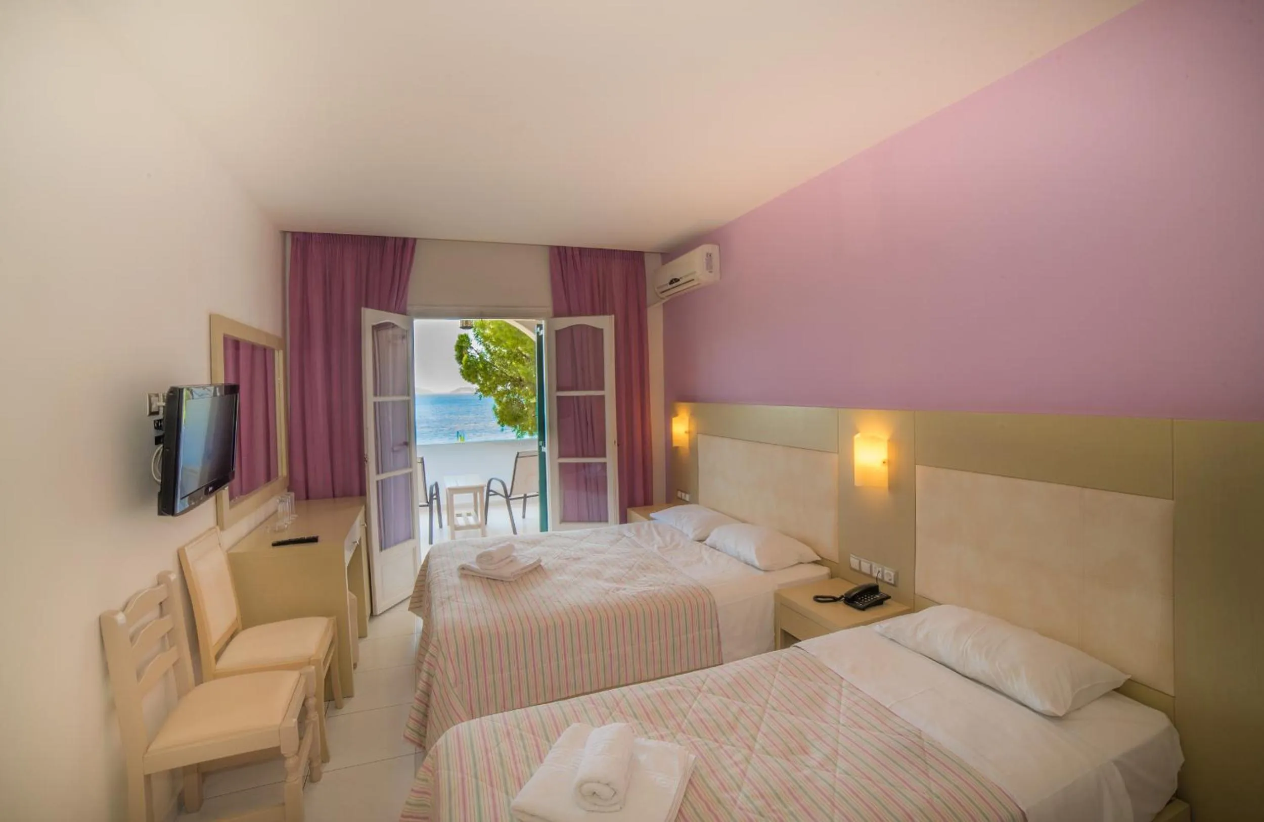 Day, Bed in Porto Koukla Beach