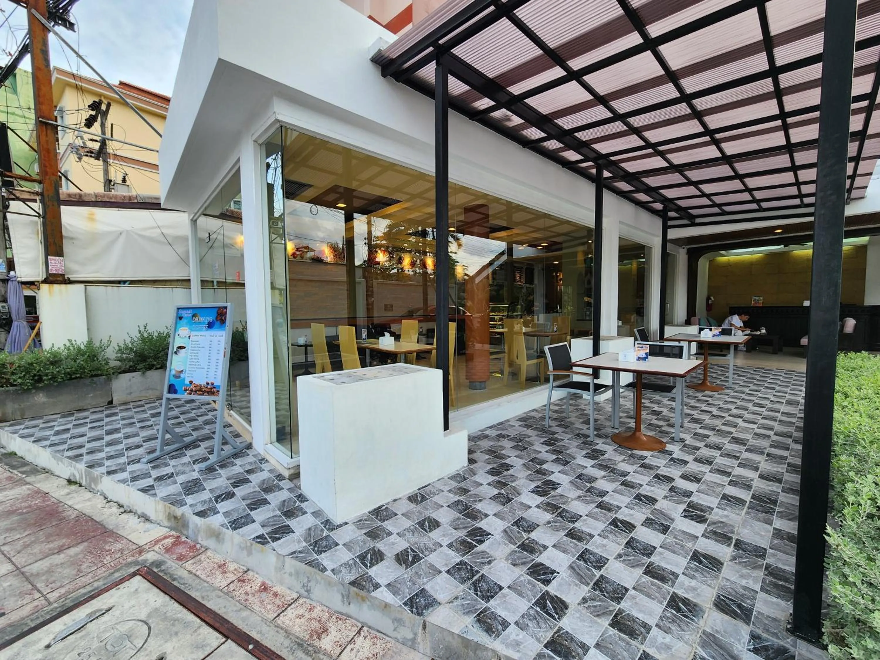 Restaurant/places to eat in Sunset Mansion