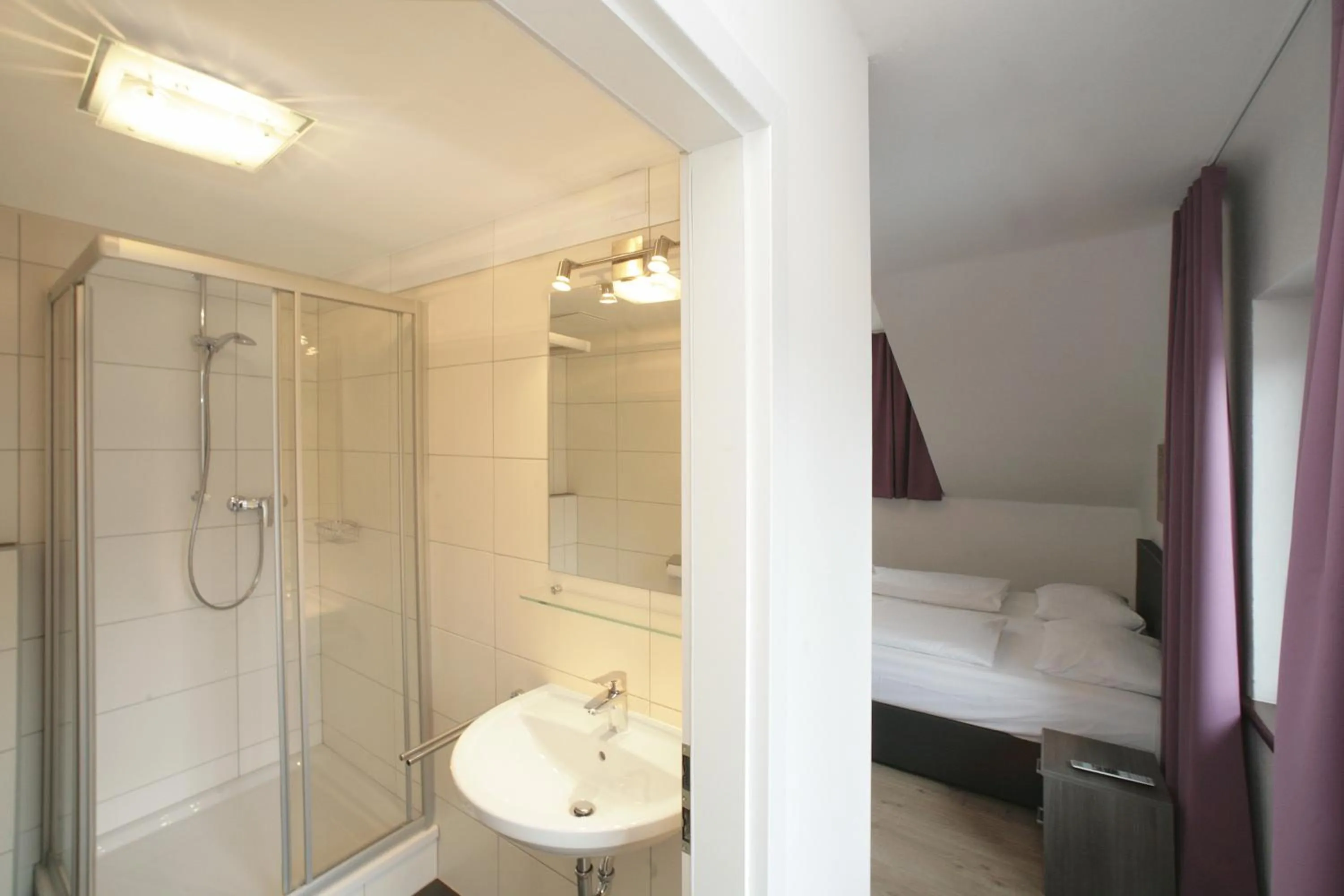 Bed in Lake and Cityhotel Edelweiss - self Check in