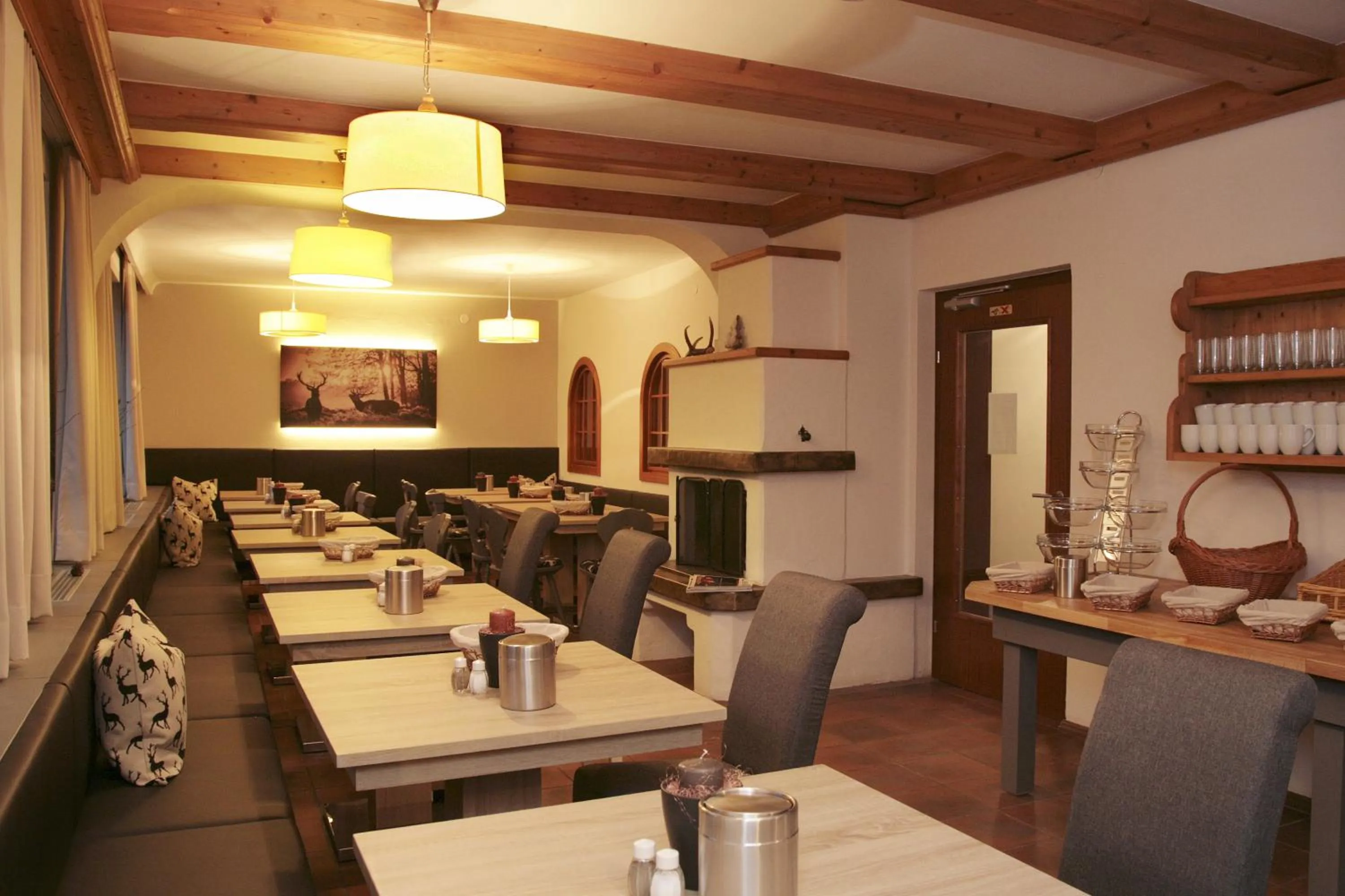 Restaurant/places to eat in Lake and Cityhotel Edelweiss - self Check in