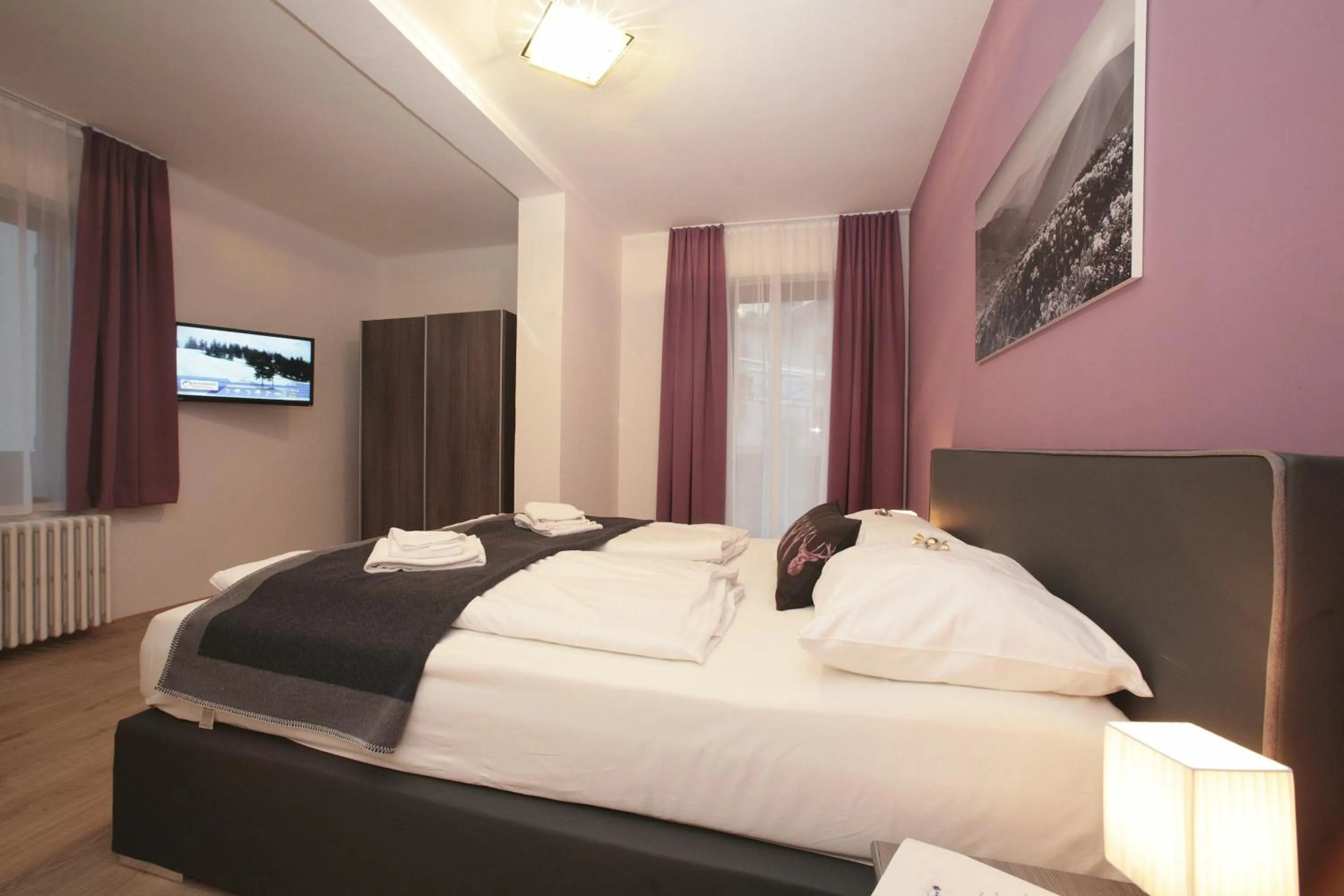 Bed in Lake and Cityhotel Edelweiss - self Check in