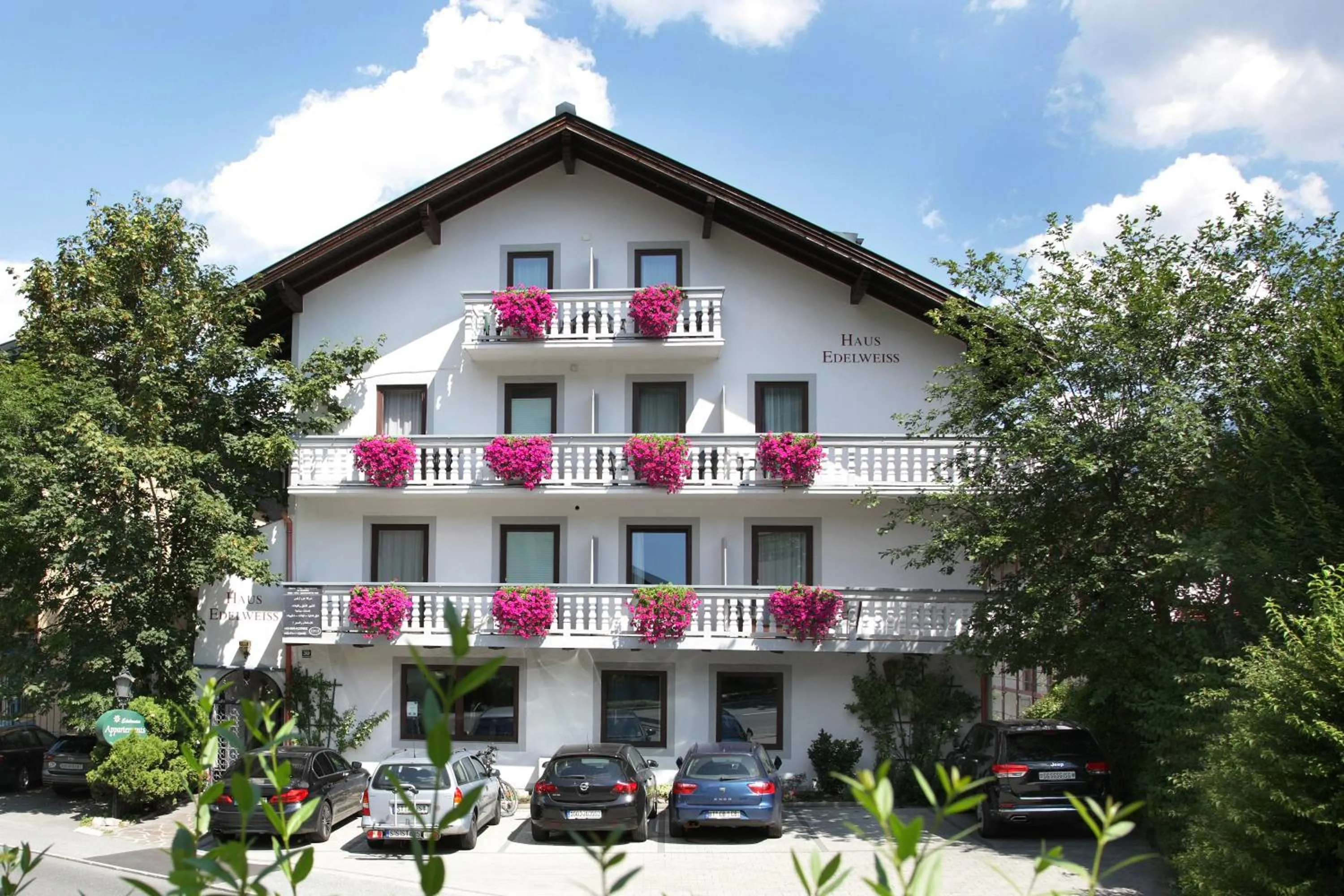 Property building in Lake and Cityhotel Edelweiss - self Check in